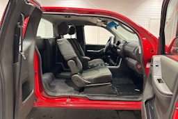 punainen Nissan Navara 2011 kuva 13.