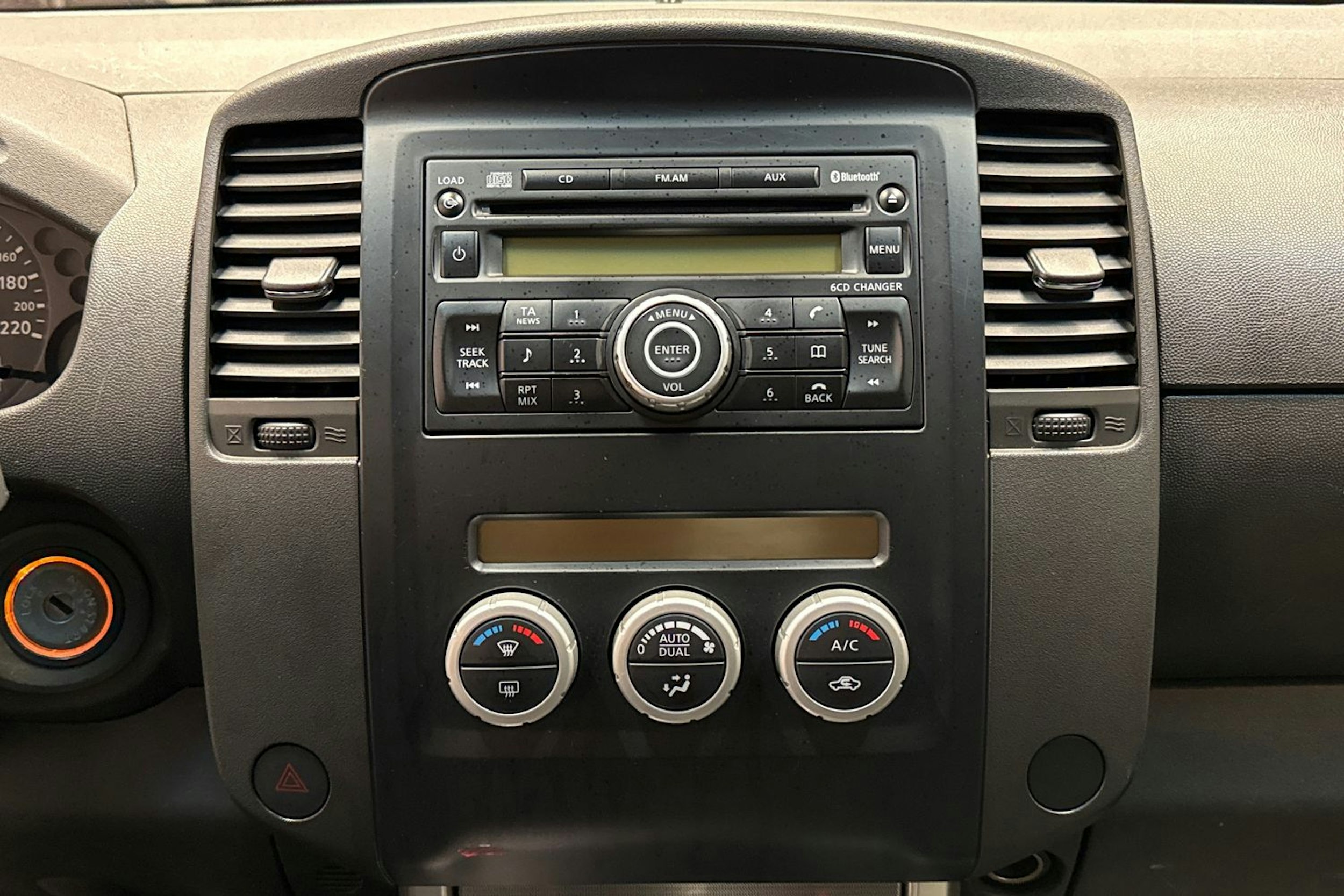 punainen Nissan Navara 2011 kuva 16.