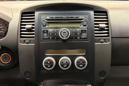 punainen Nissan Navara 2011 kuva 16.