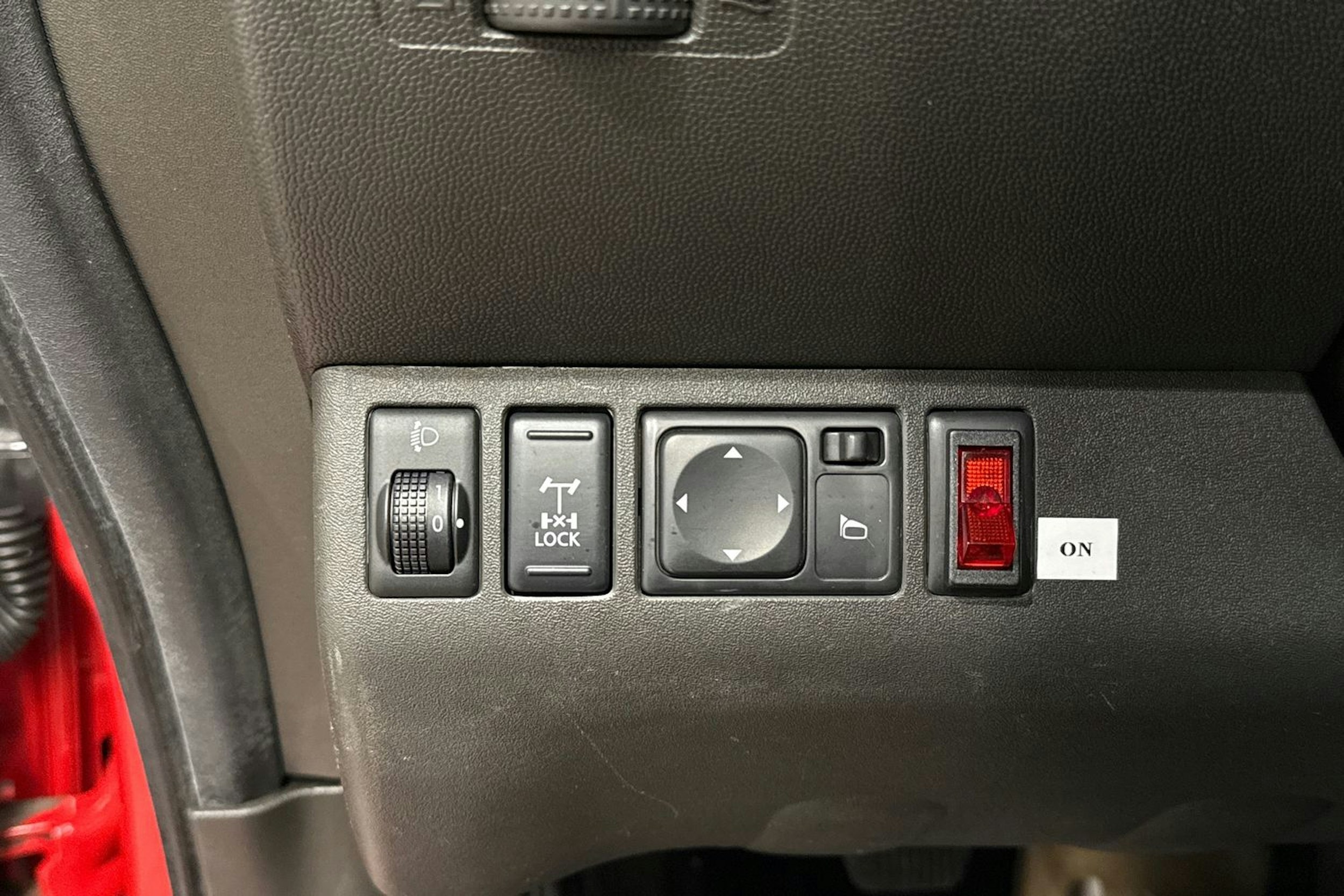 punainen Nissan Navara 2011 kuva 20.