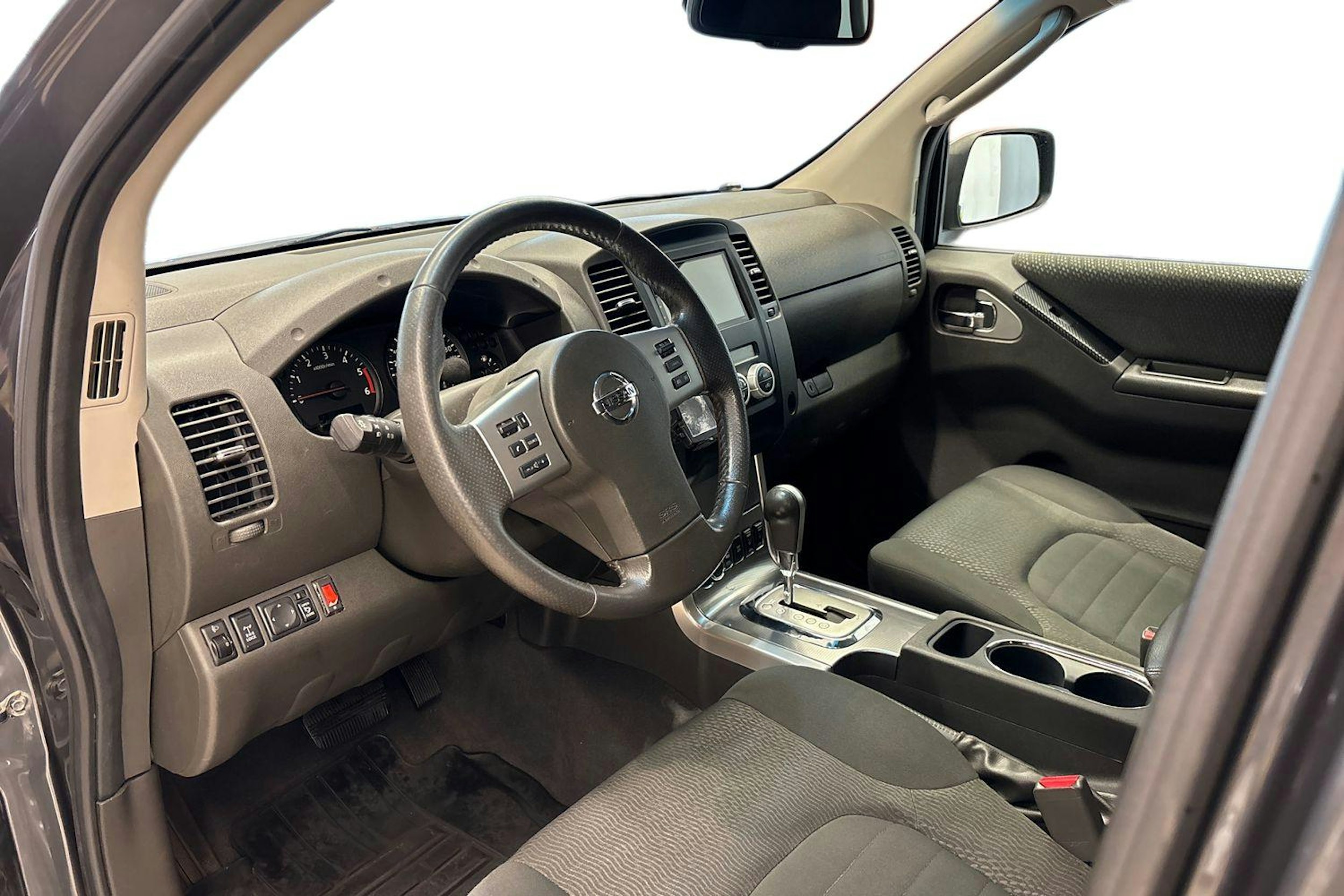 harmaa Nissan Navara 2012 kuva 7.