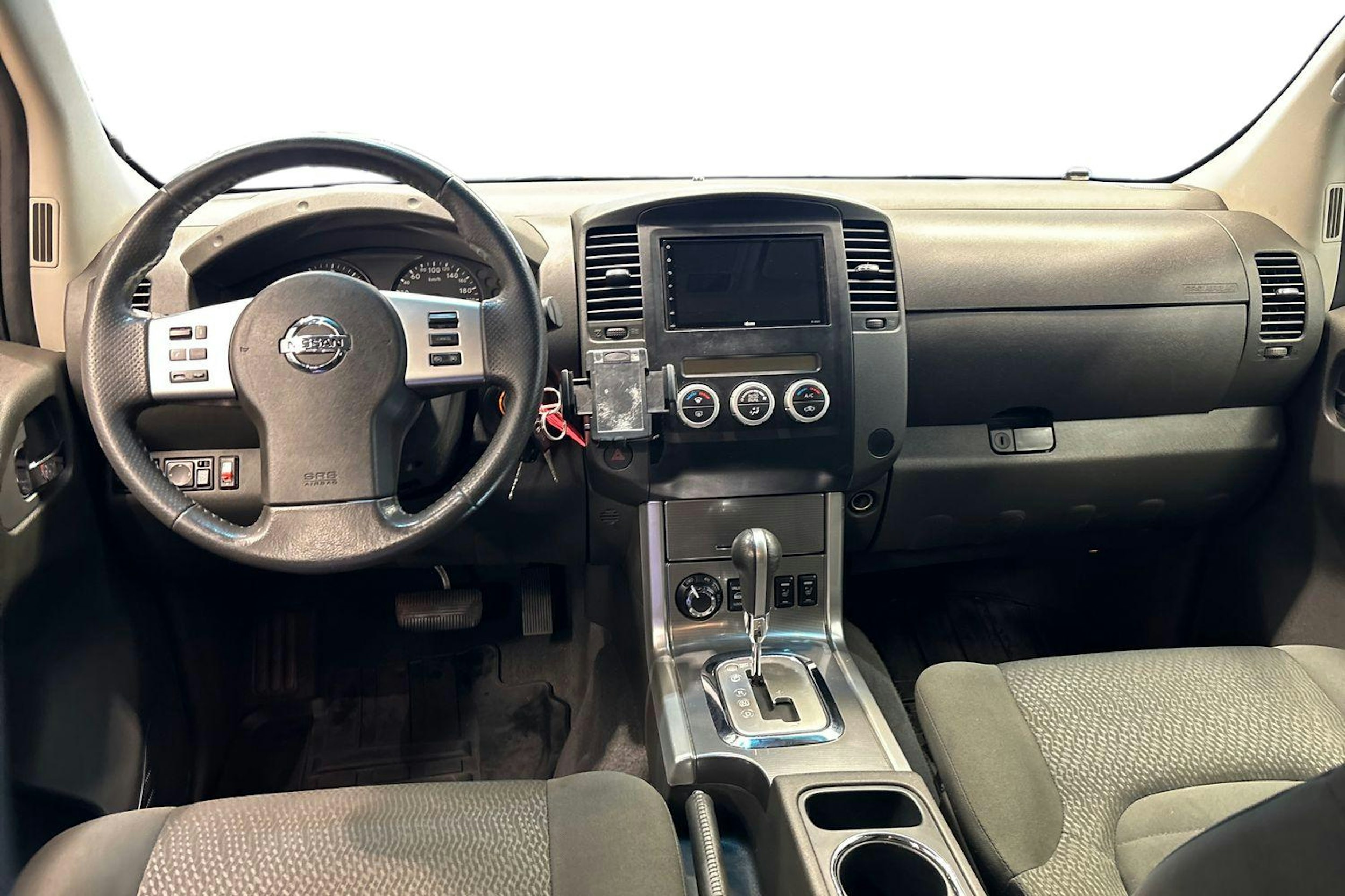 harmaa Nissan Navara 2012 kuva 9.