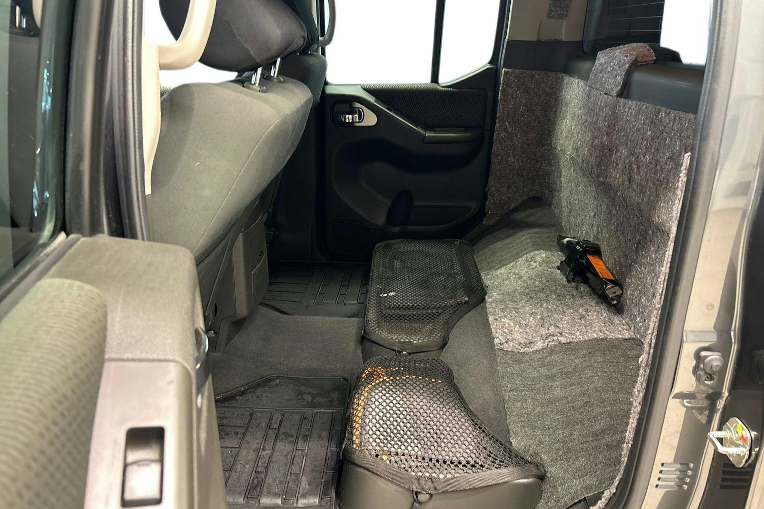 harmaa Nissan Navara 2012 kuva 10.