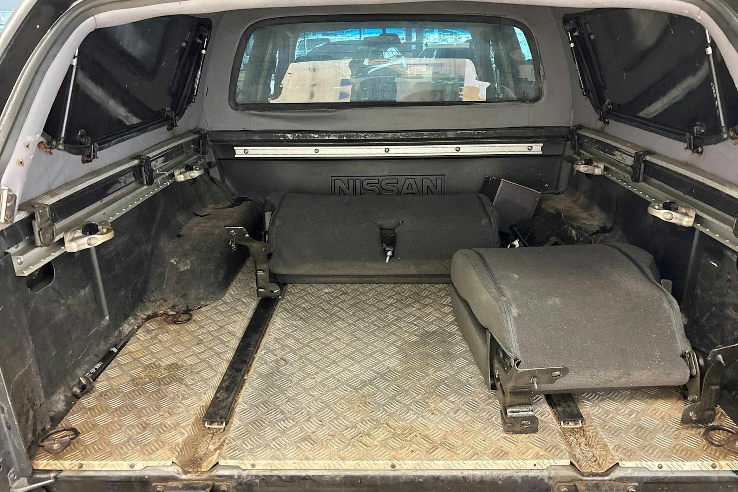 harmaa Nissan Navara 2012 kuva 14.