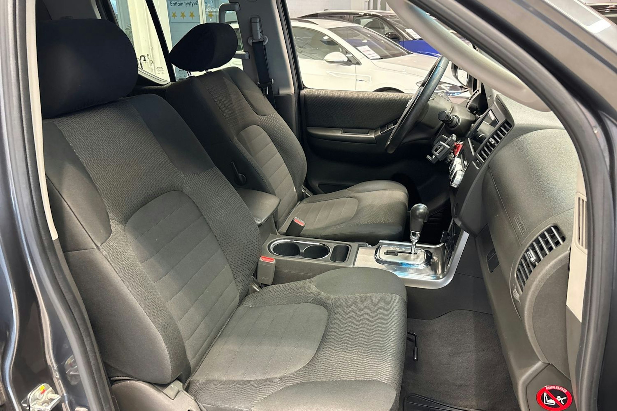 harmaa Nissan Navara 2012 kuva 16.