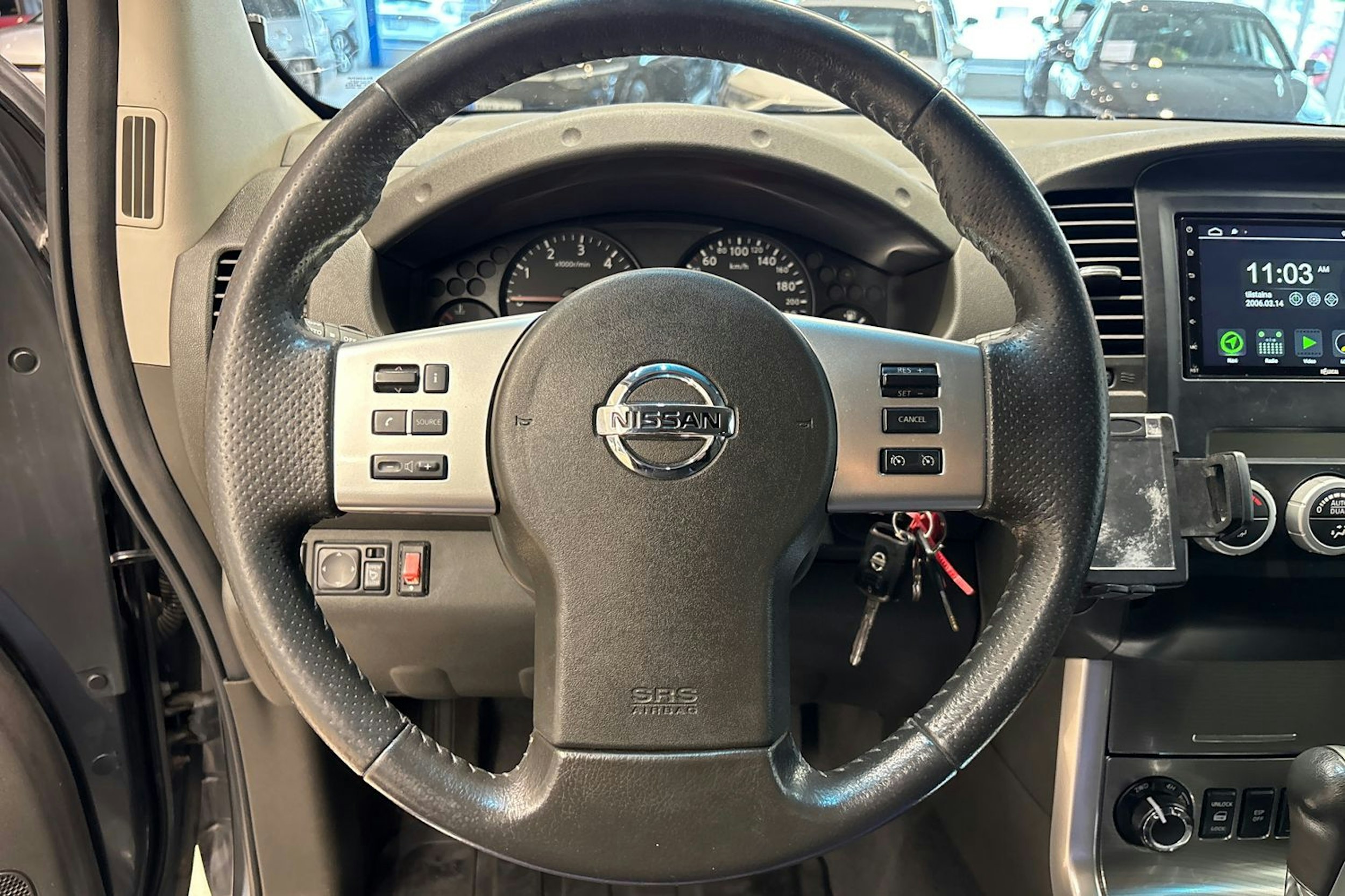 harmaa Nissan Navara 2012 kuva 18.