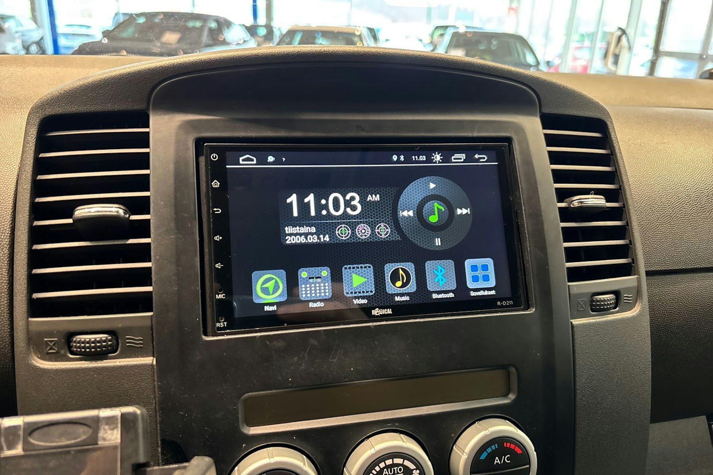 harmaa Nissan Navara 2012 kuva 19.