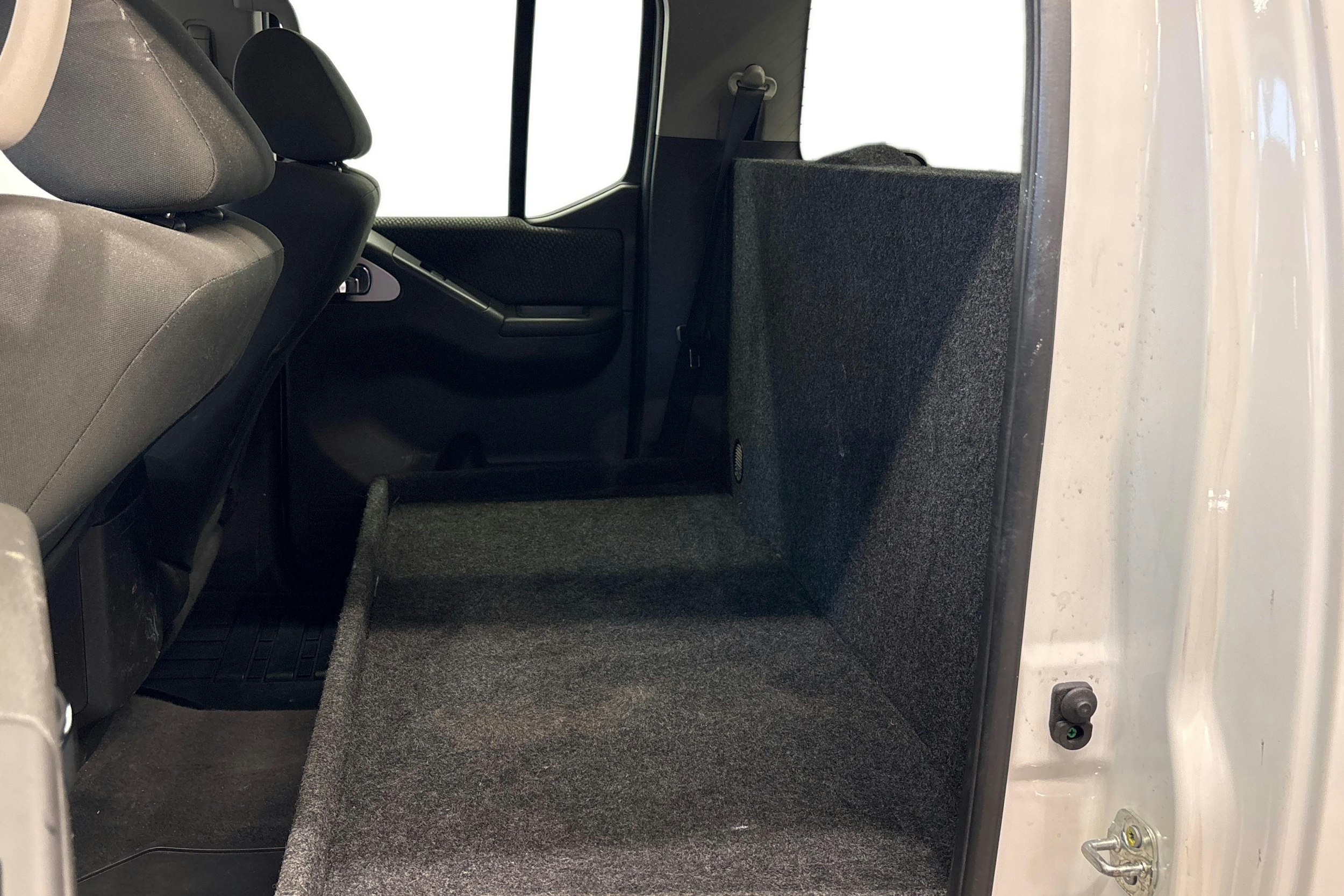 valkoinen Nissan Navara 2014 kuva 8.