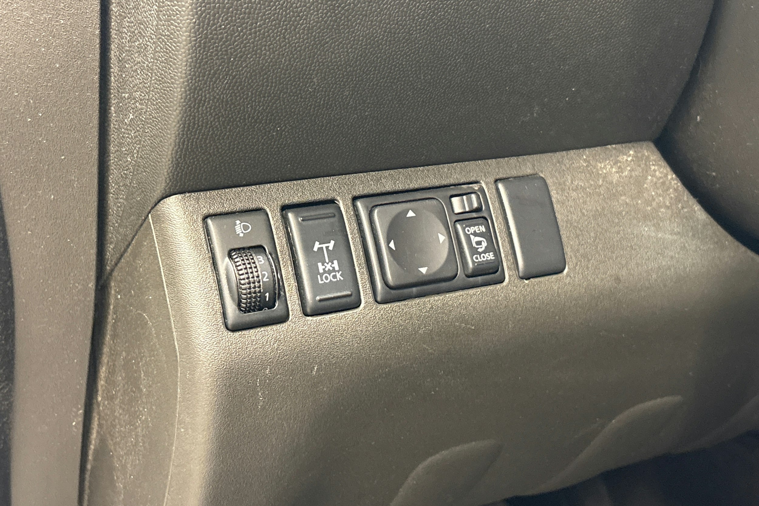 valkoinen Nissan Navara 2014 kuva 14.