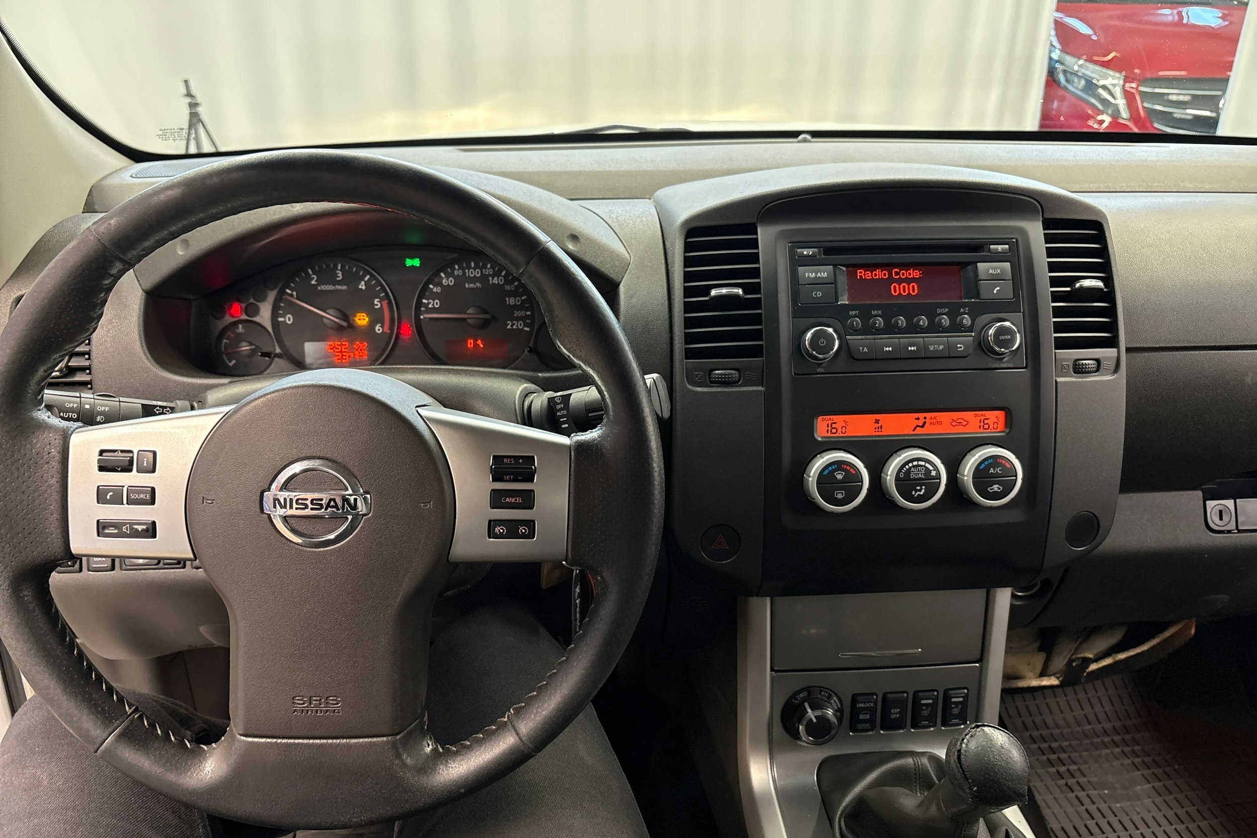 valkoinen Nissan Navara 2014 kuva 17.