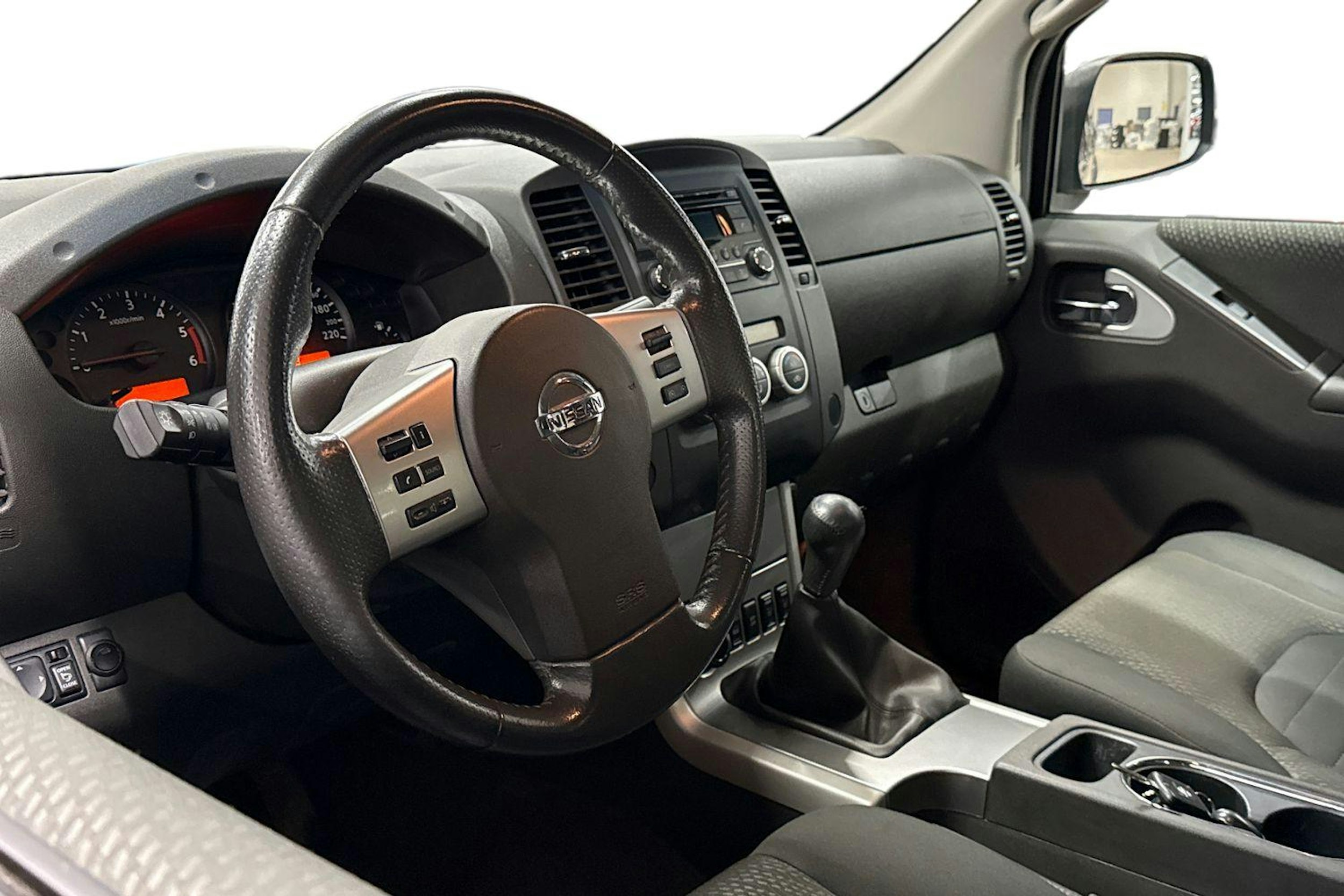 musta Nissan Navara 2014 kuva 8.