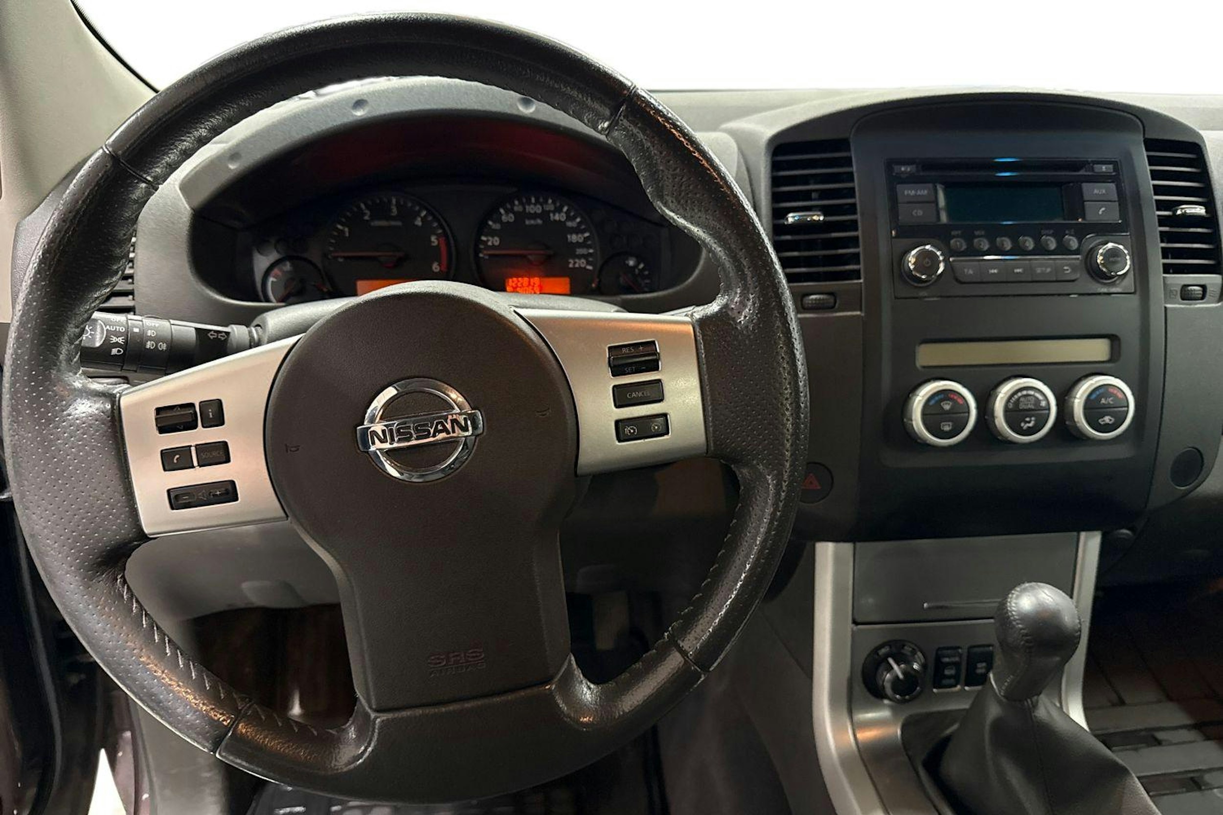 musta Nissan Navara 2014 kuva 9.