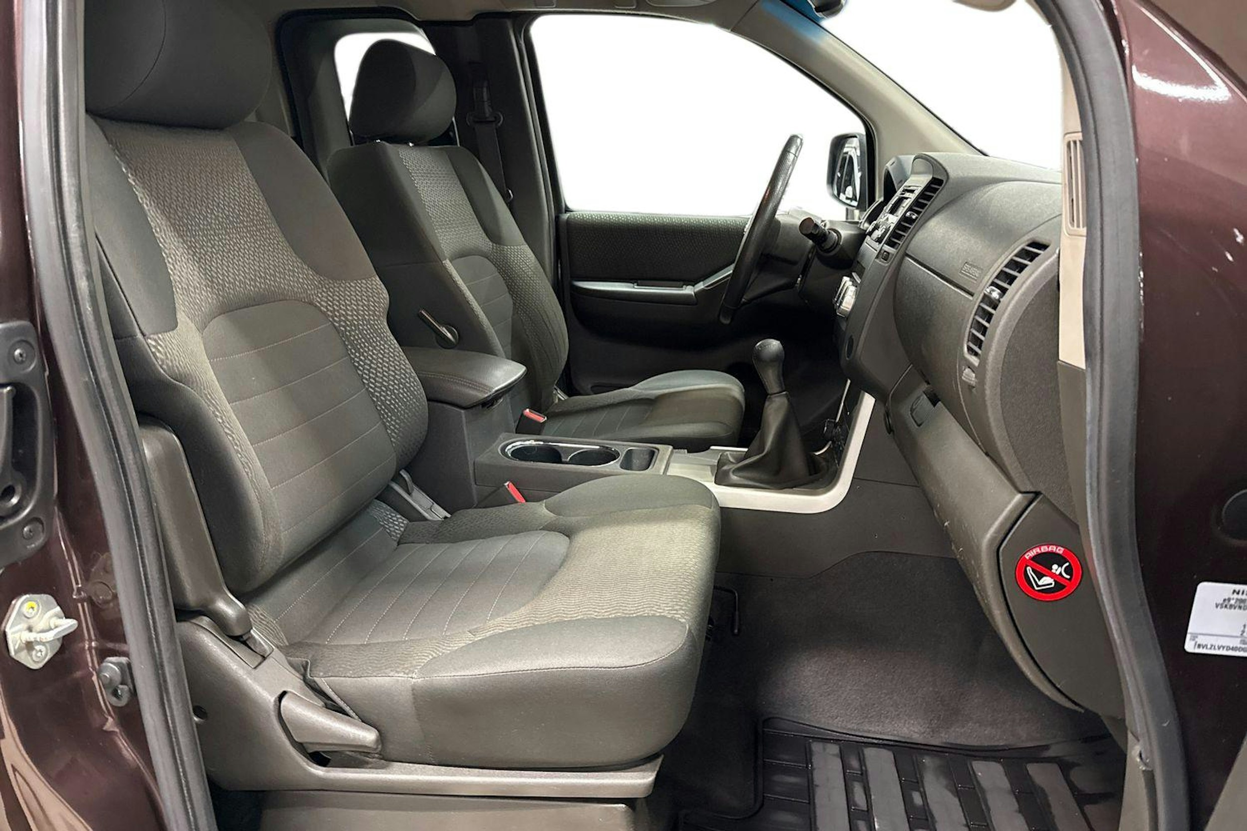 musta Nissan Navara 2014 kuva 11.