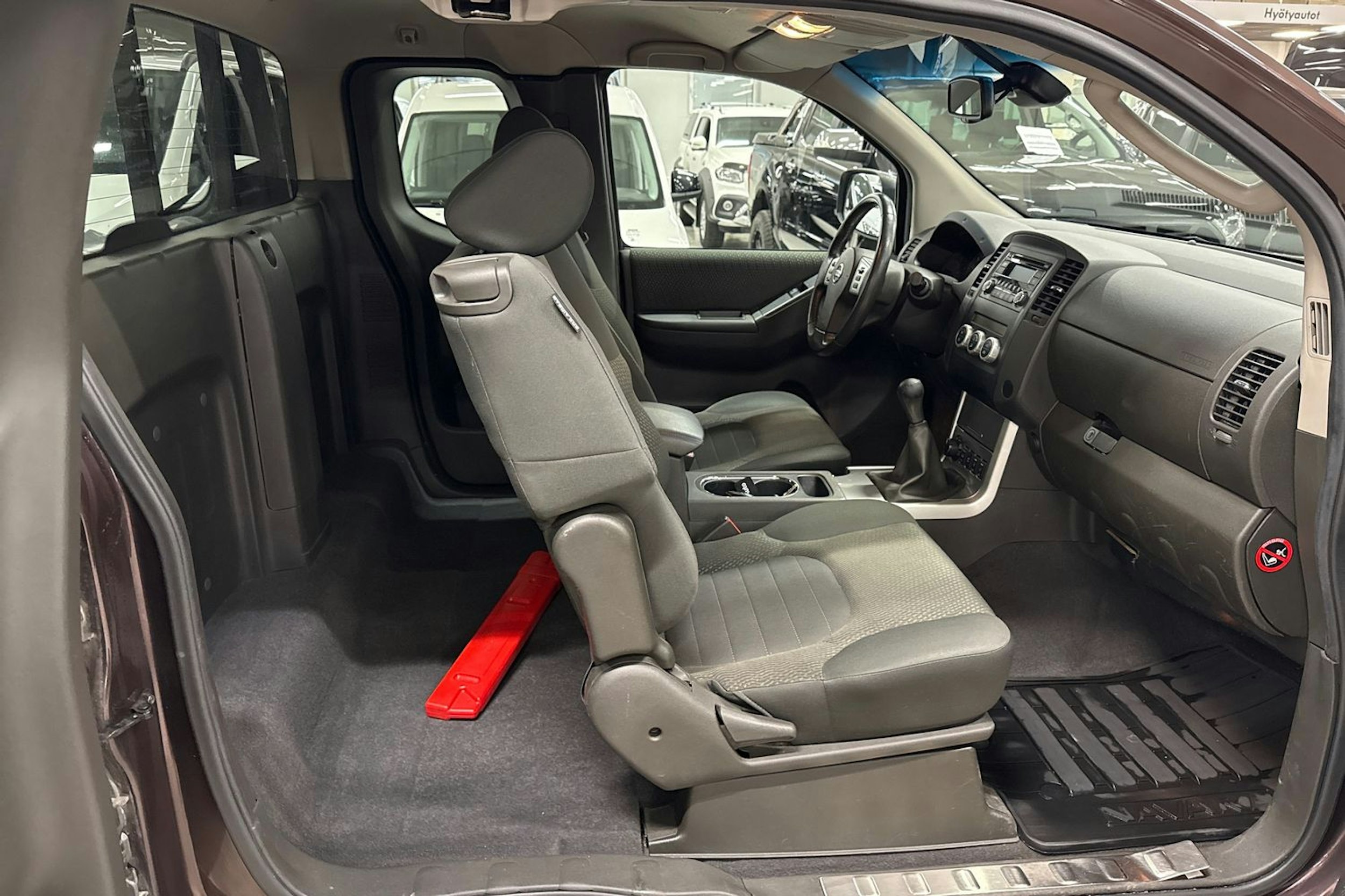 musta Nissan Navara 2014 kuva 13.