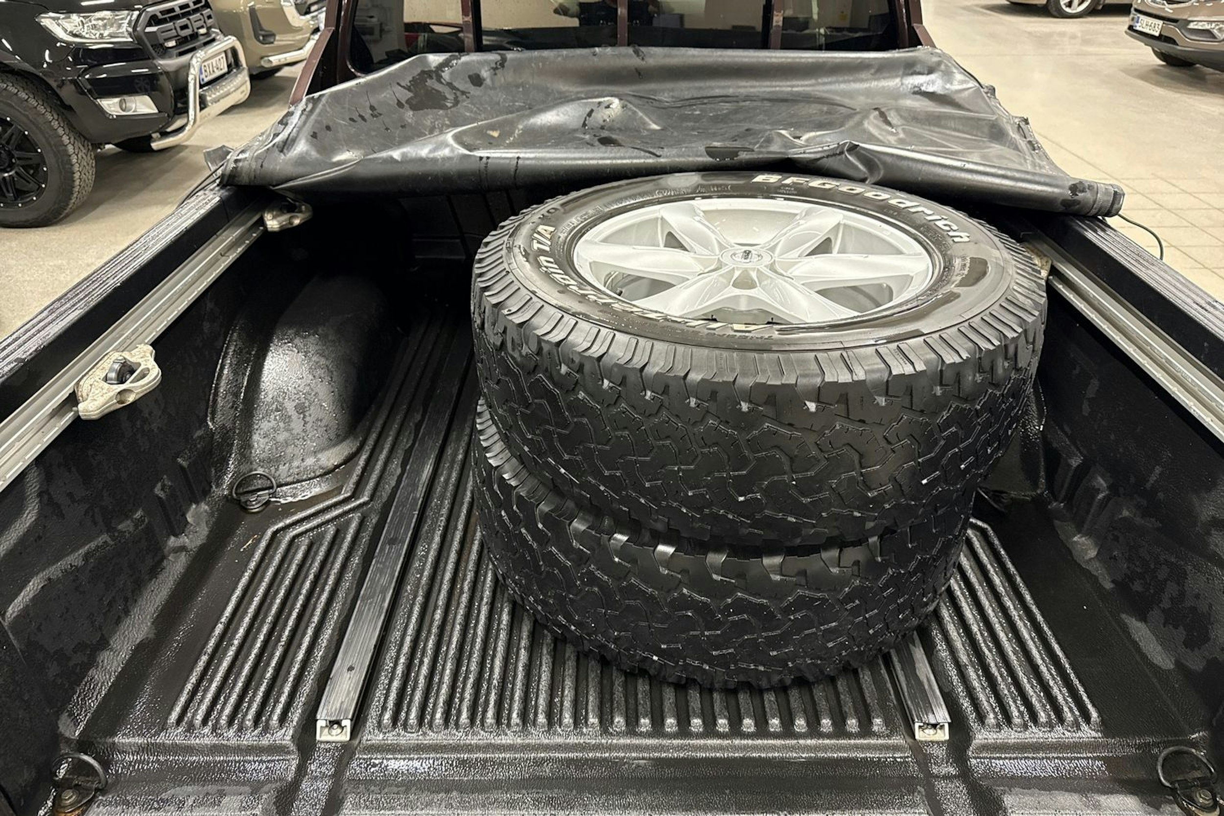 musta Nissan Navara 2014 kuva 15.