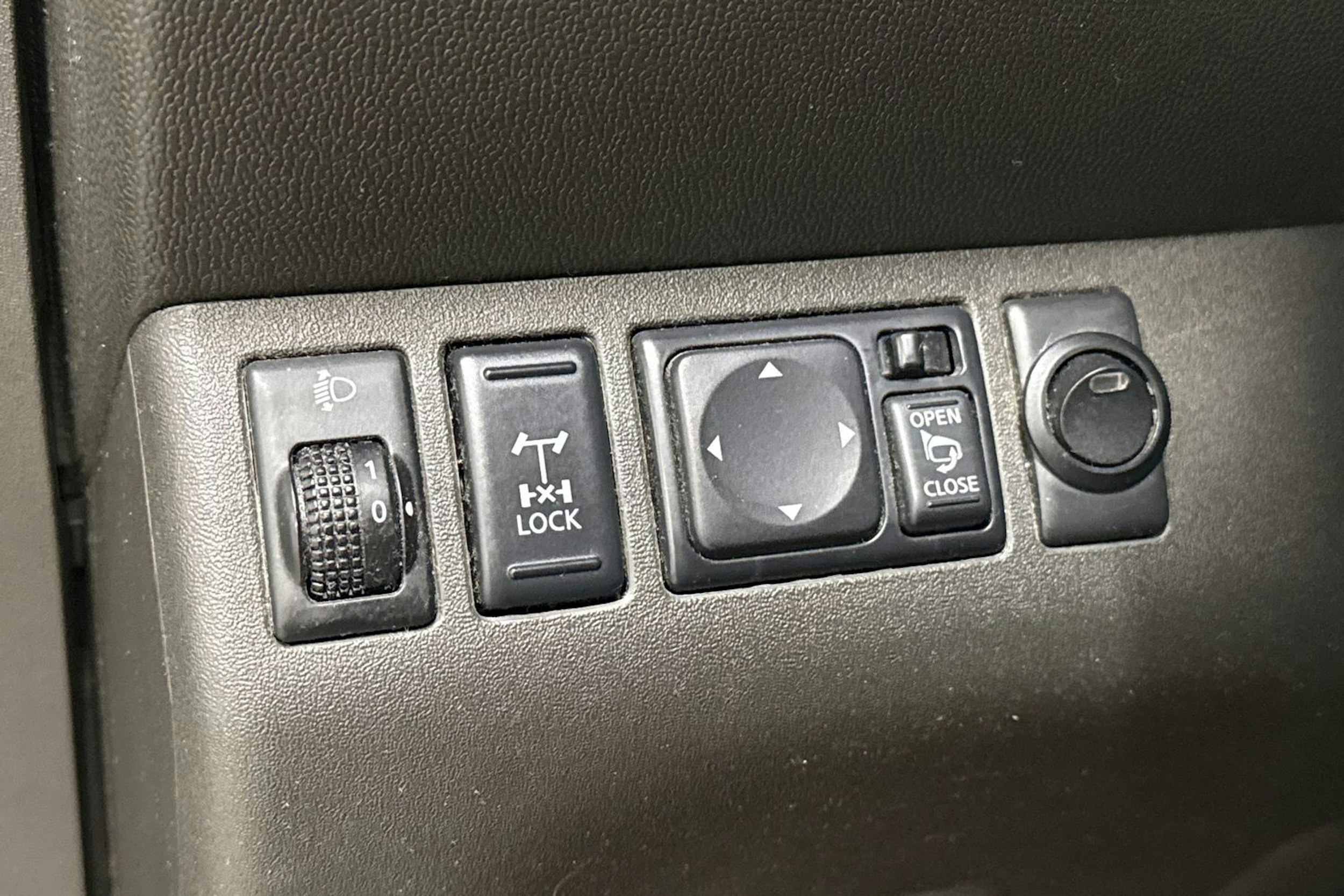 musta Nissan Navara 2014 kuva 19.