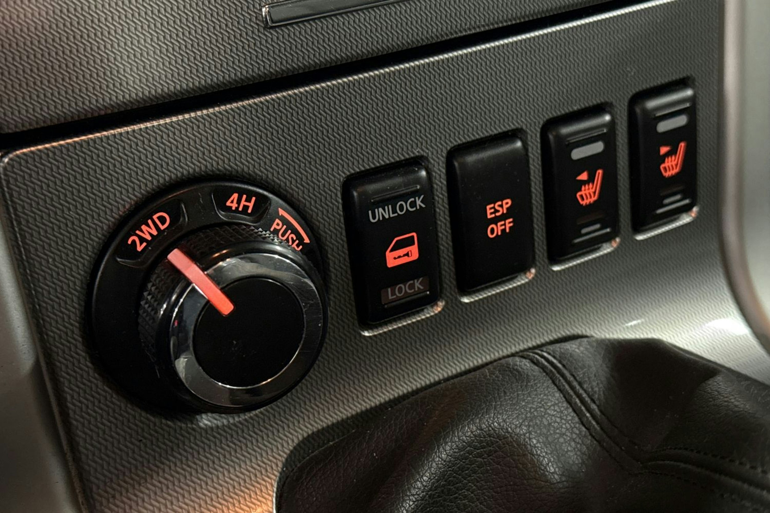 musta Nissan Navara 2014 kuva 21.