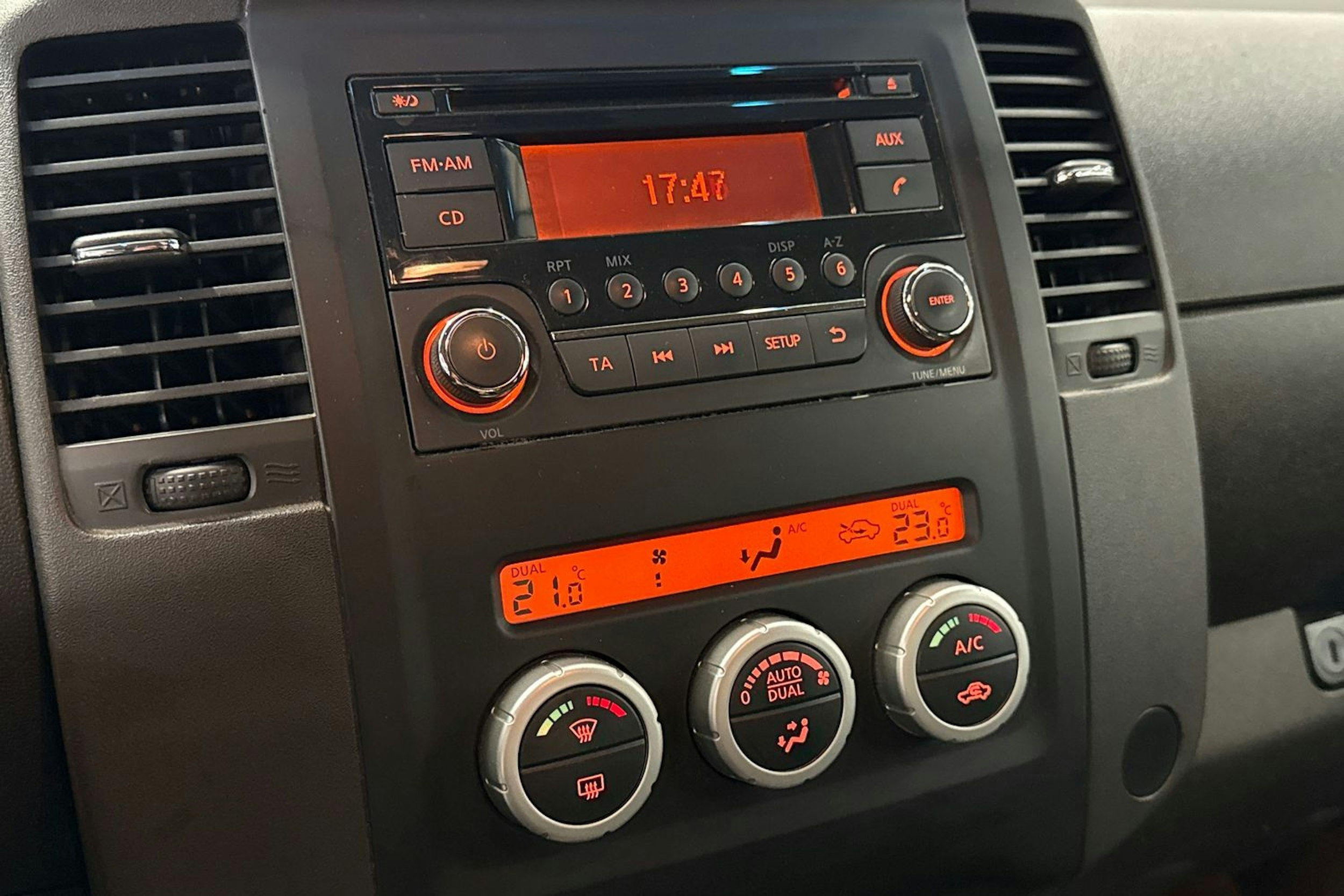 musta Nissan Navara 2014 kuva 22.