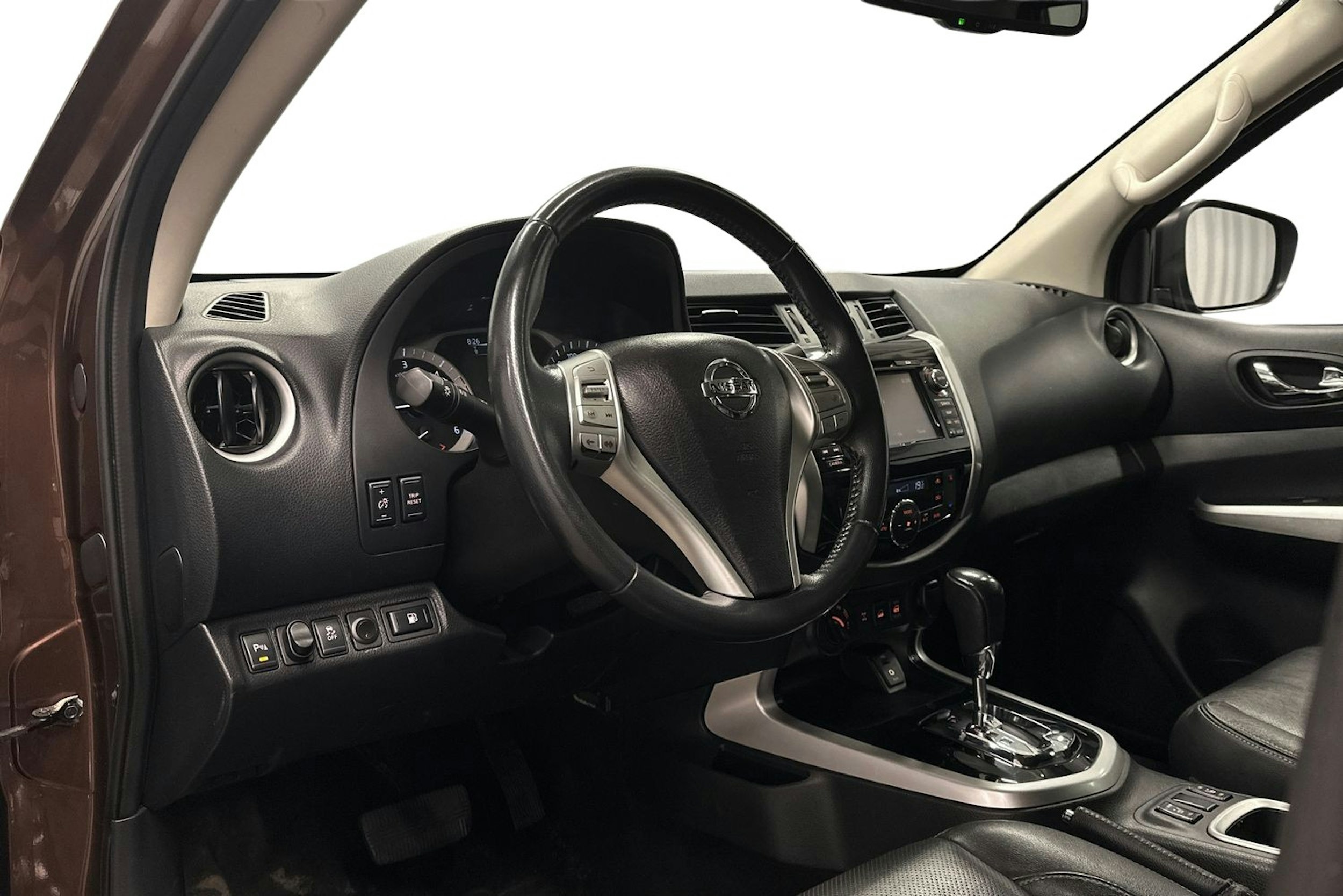ruskea Nissan Navara 2016 kuva 7.