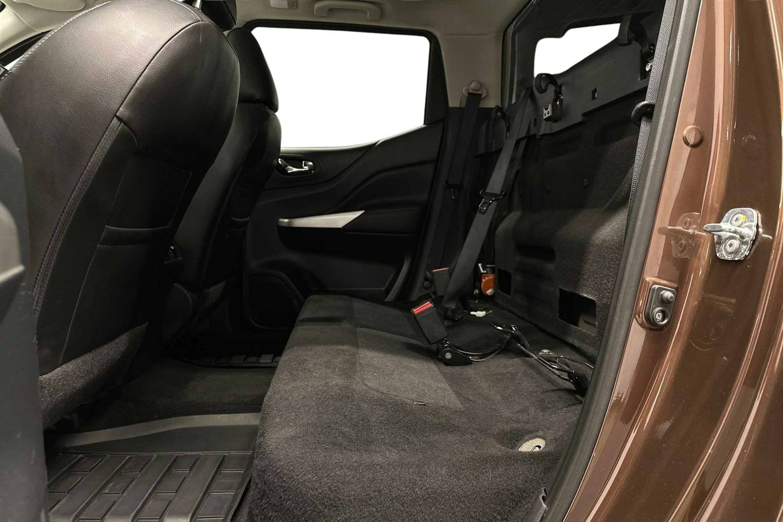 ruskea Nissan Navara 2016 kuva 10.