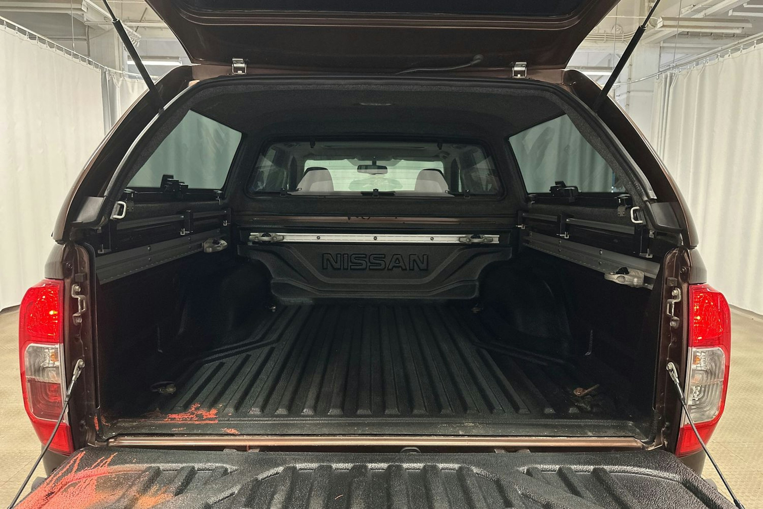 ruskea Nissan Navara 2016 kuva 14.