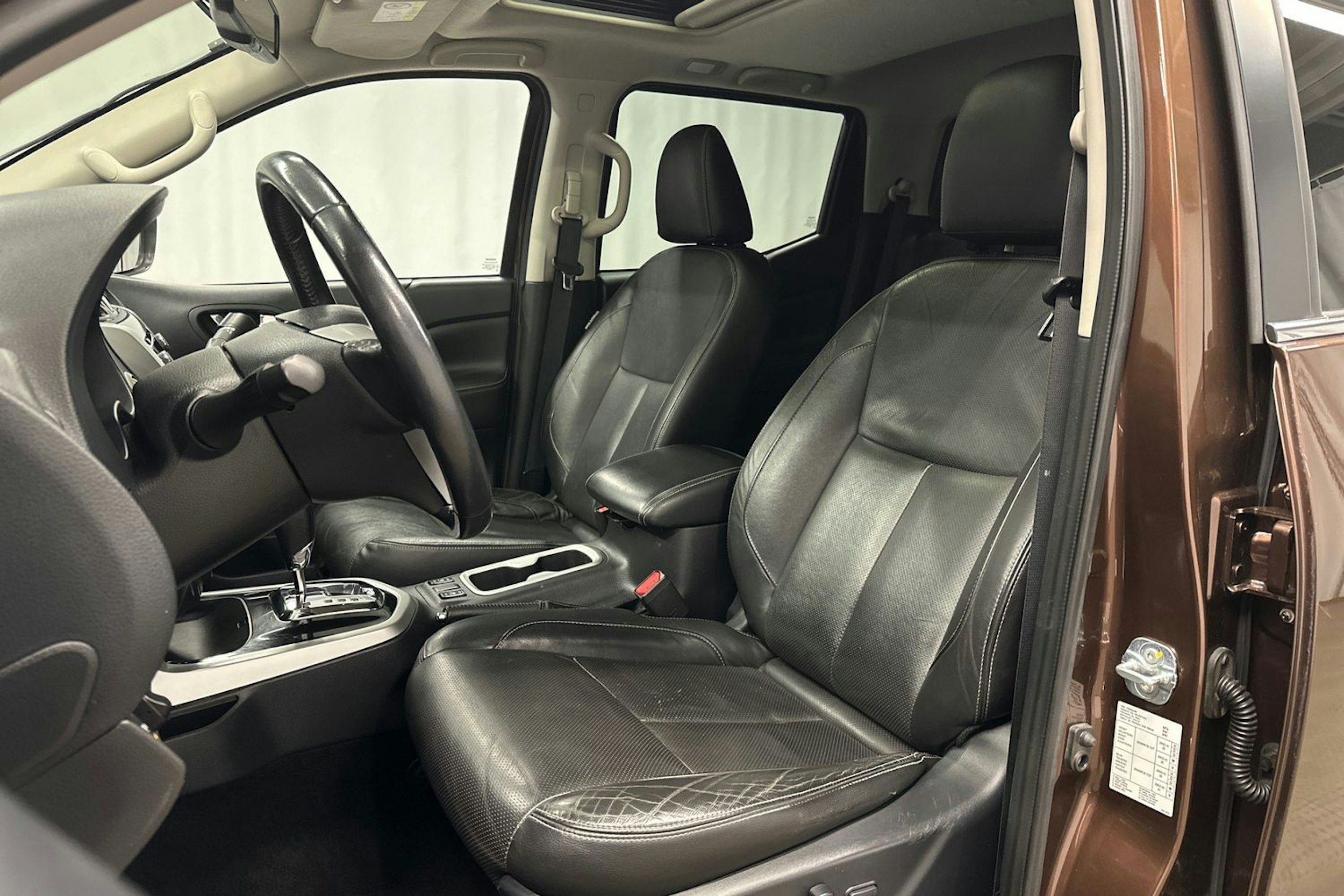 ruskea Nissan Navara 2016 kuva 15.