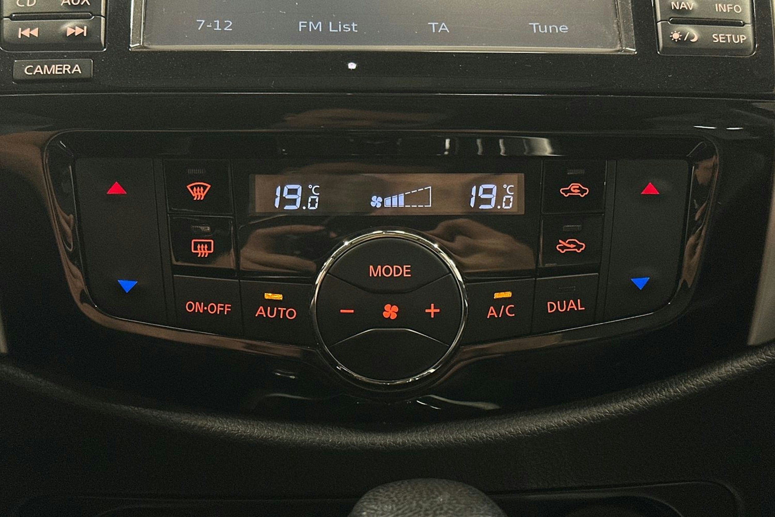 ruskea Nissan Navara 2016 kuva 24.