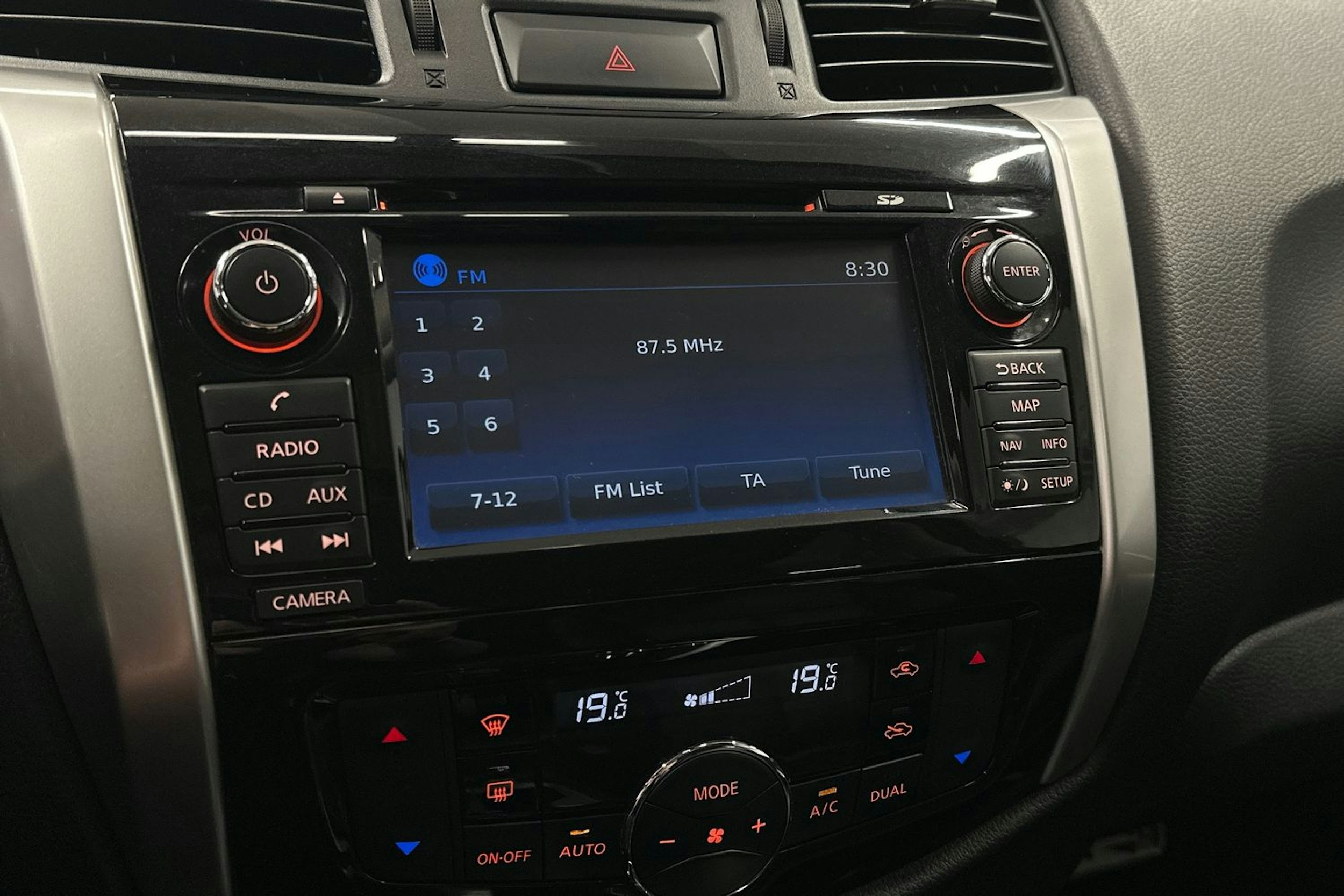 ruskea Nissan Navara 2016 kuva 25.