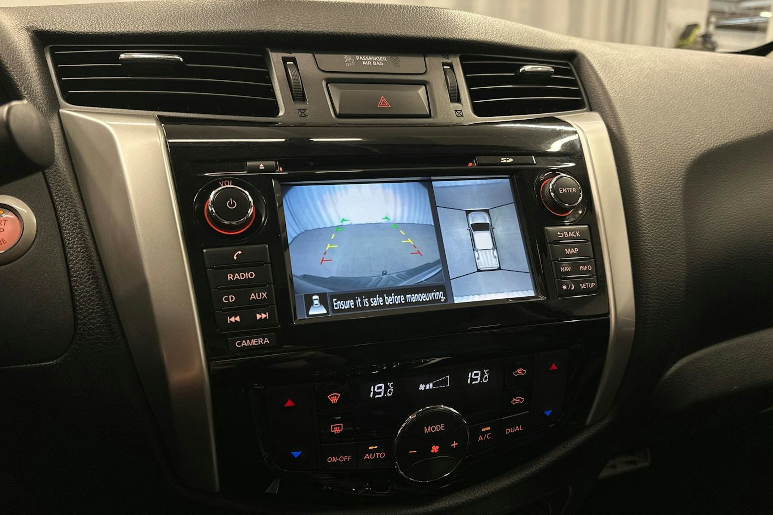 ruskea Nissan Navara 2016 kuva 28.