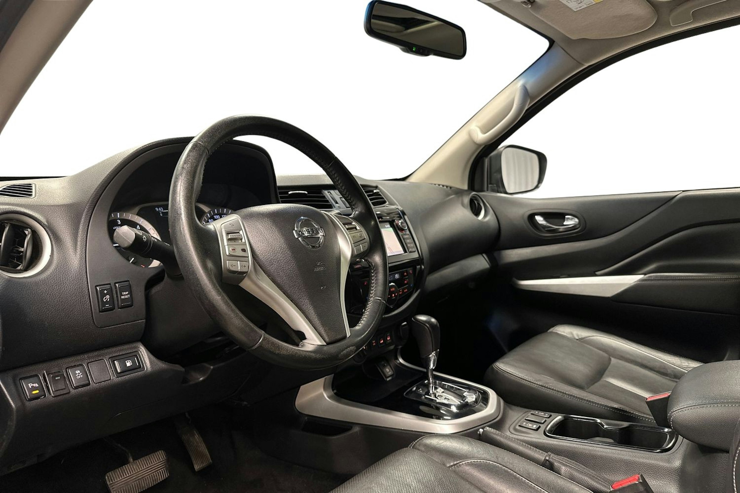 musta Nissan Navara 2016 kuva 6.