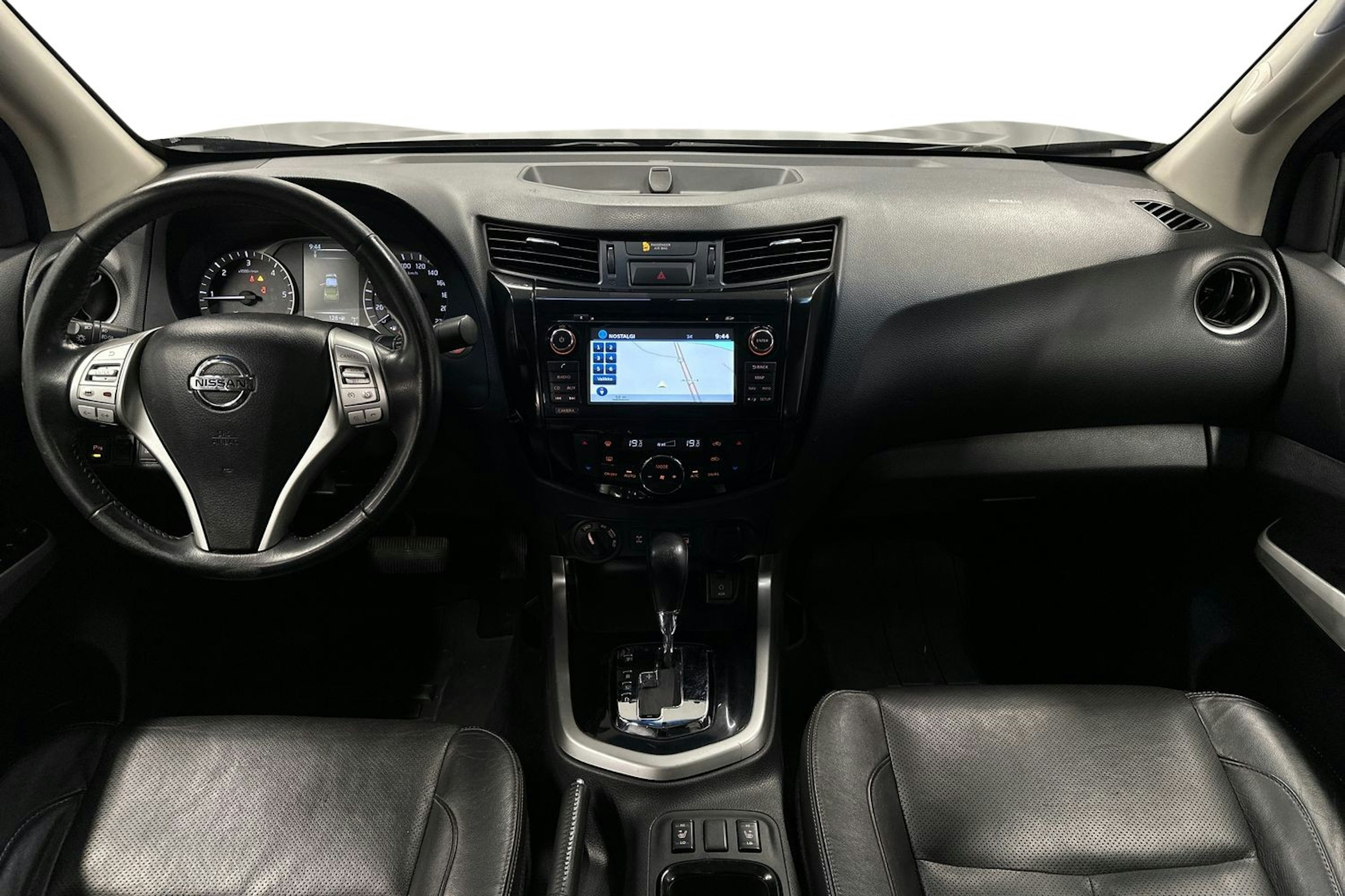 musta Nissan Navara 2016 kuva 7.