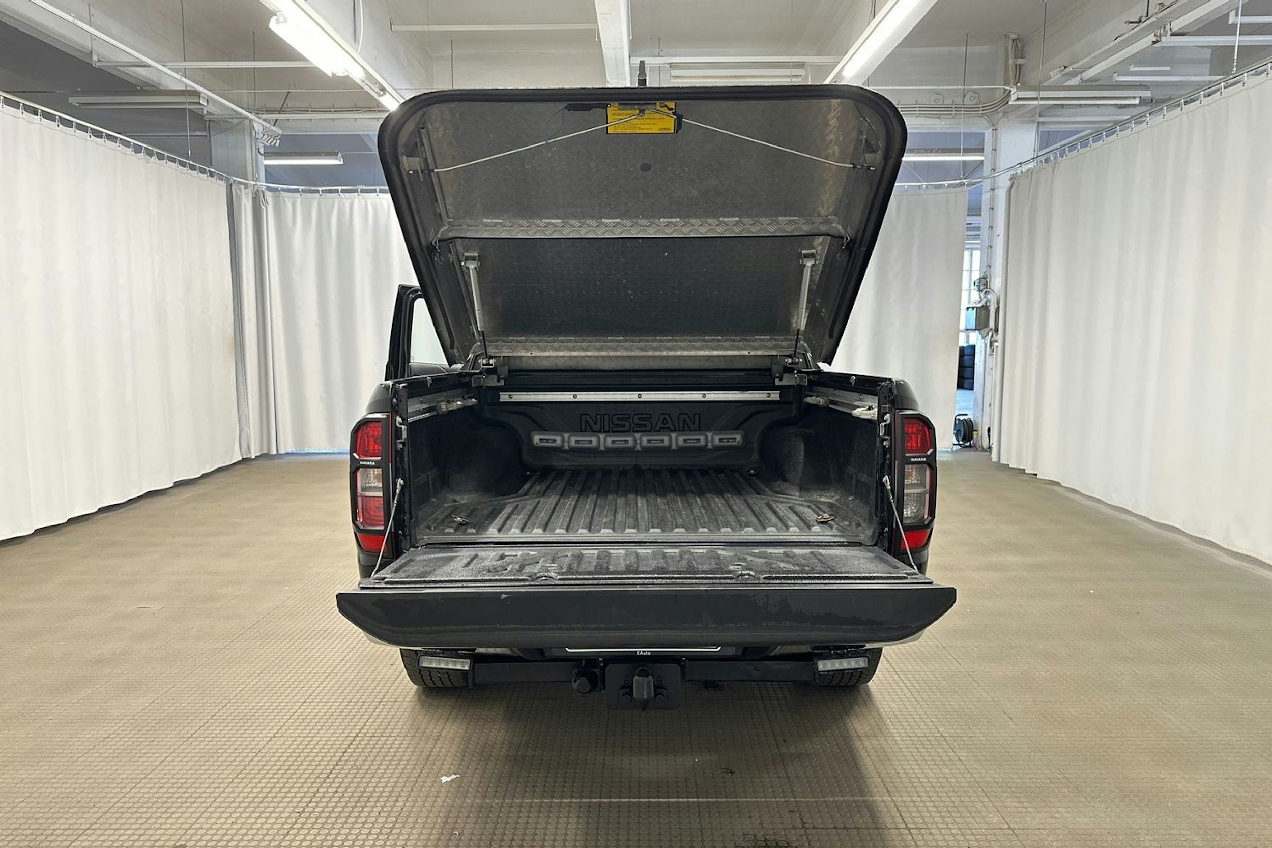 musta Nissan Navara 2016 kuva 9.