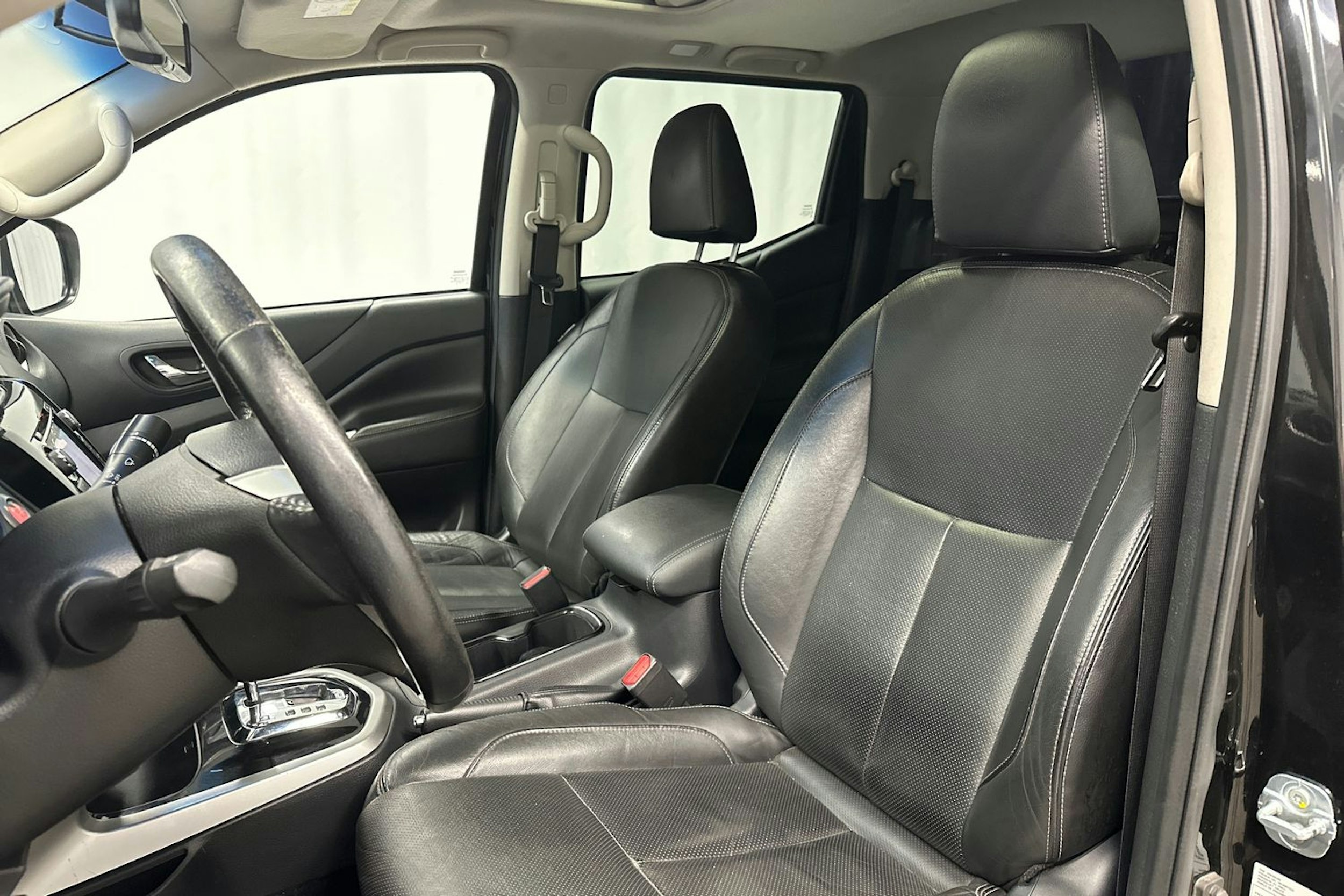 musta Nissan Navara 2016 kuva 10.