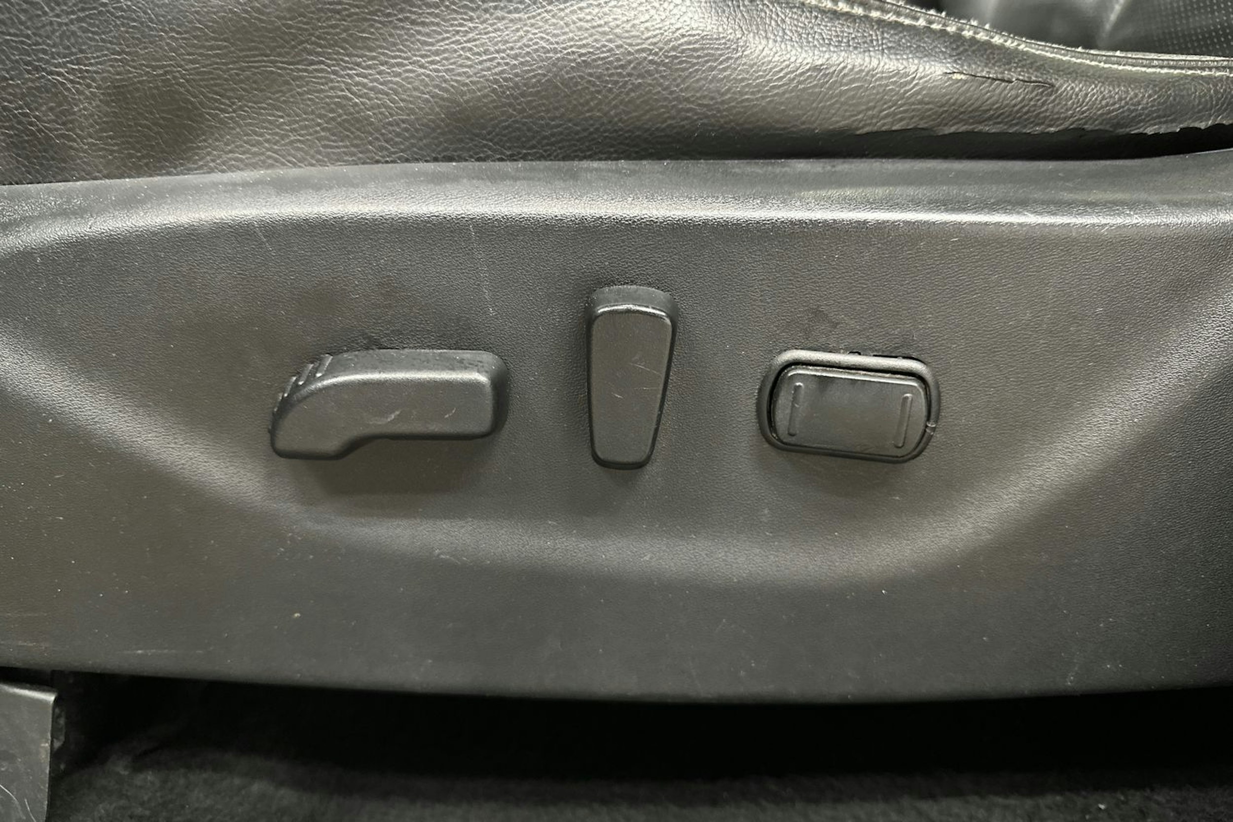 musta Nissan Navara 2016 kuva 11.