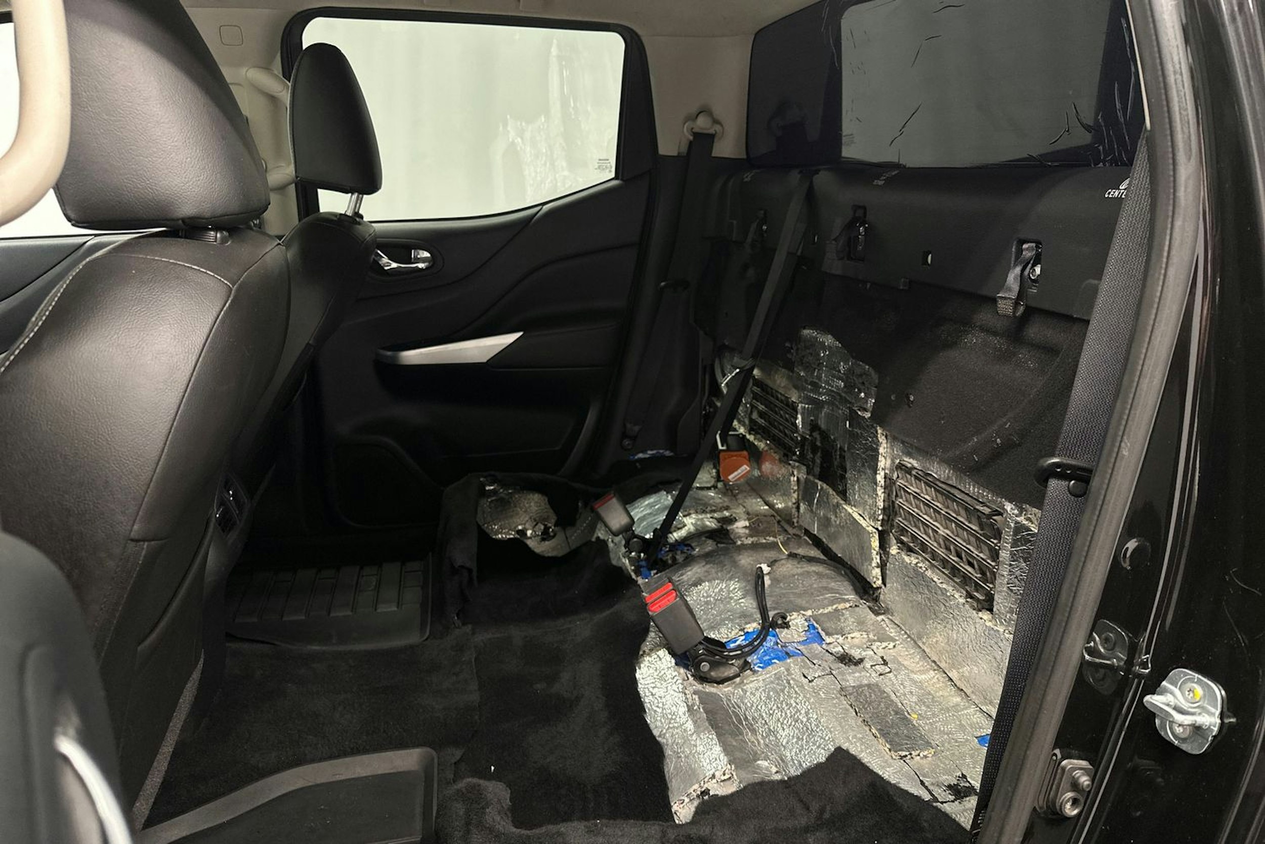musta Nissan Navara 2016 kuva 12.