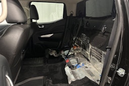 musta Nissan Navara 2016 kuva 12.
