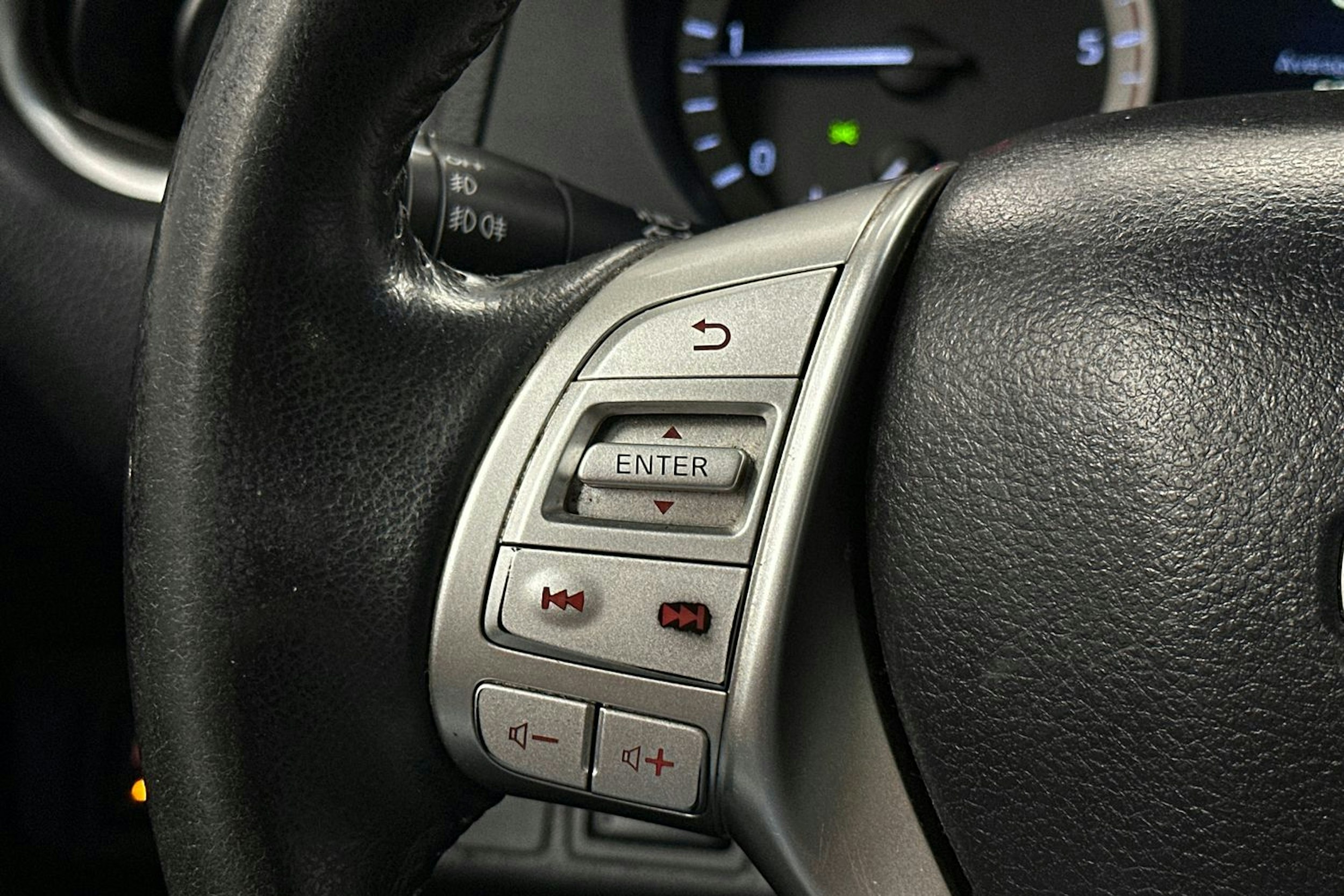 musta Nissan Navara 2016 kuva 15.