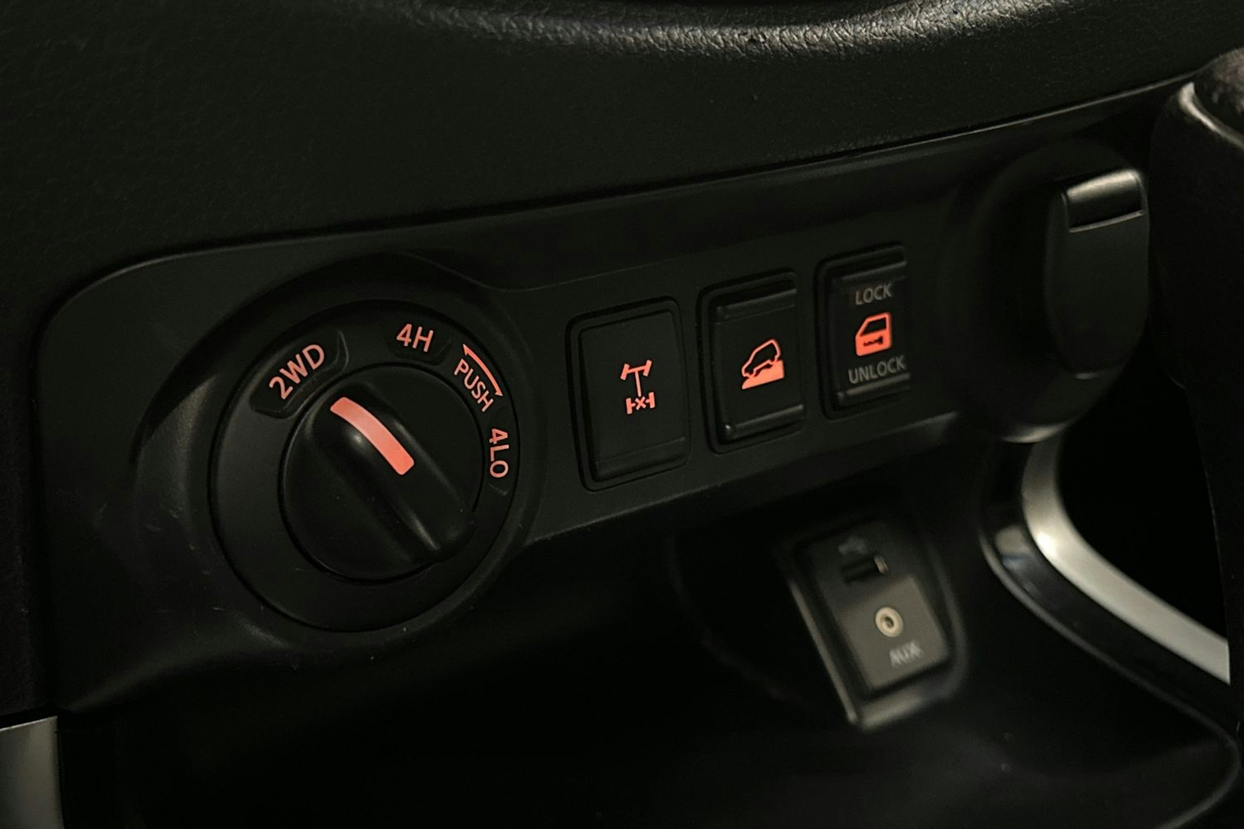 musta Nissan Navara 2016 kuva 23.