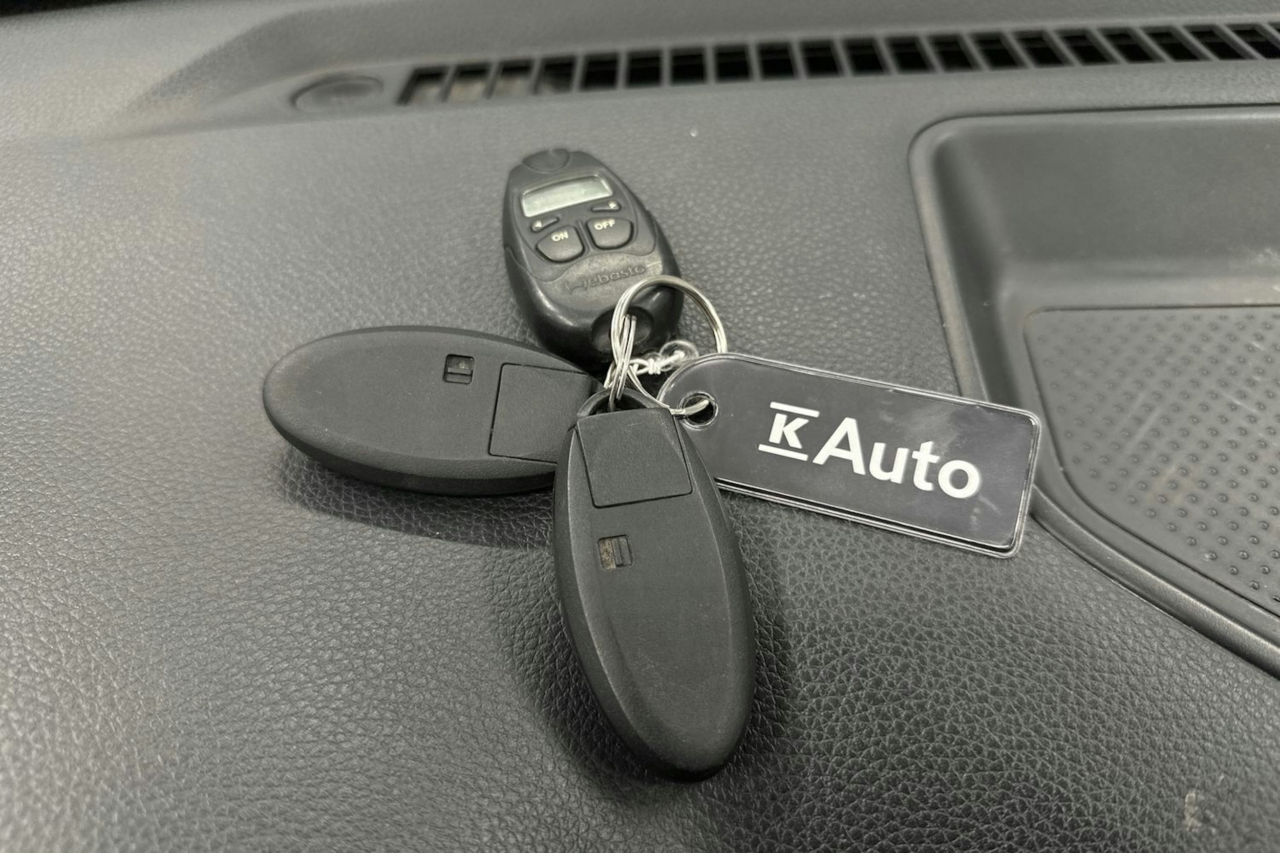 musta Nissan Navara 2016 kuva 26.