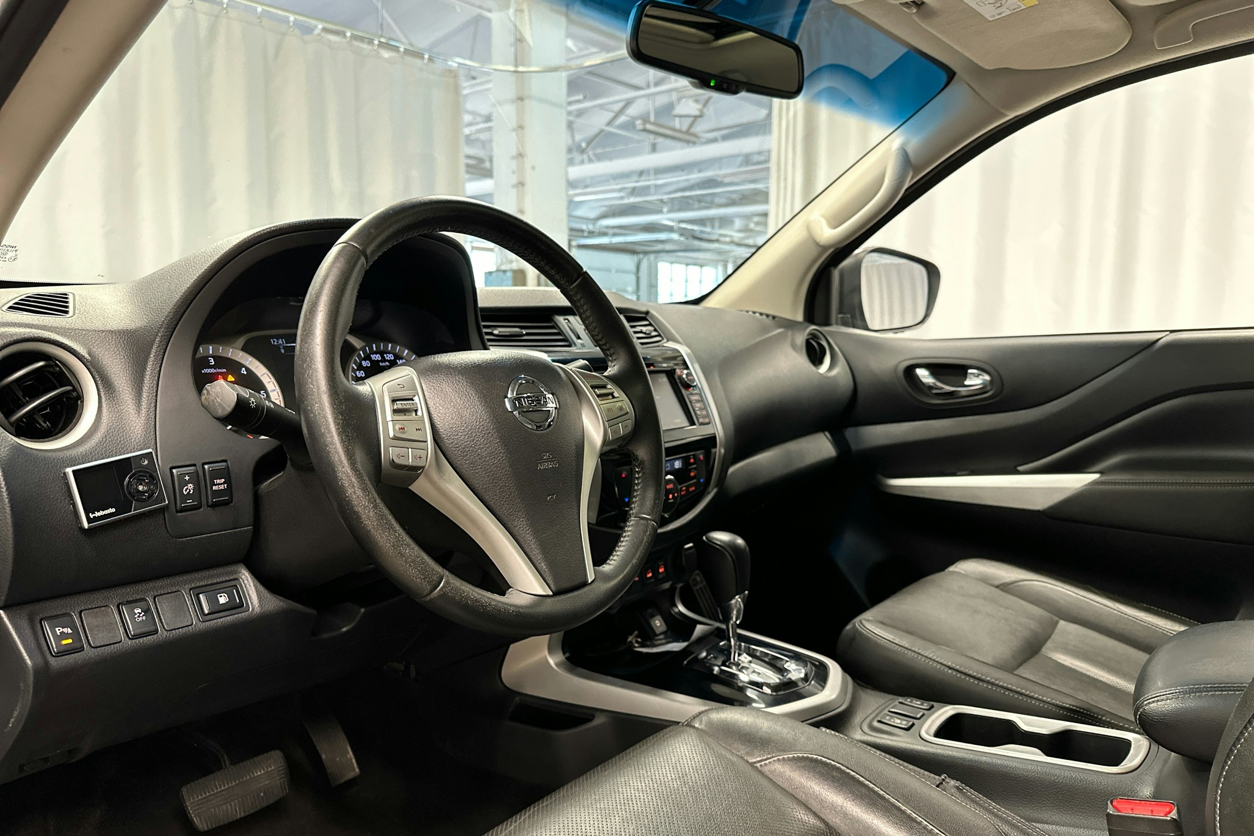 harmaa Nissan Navara 2016 kuva 6.