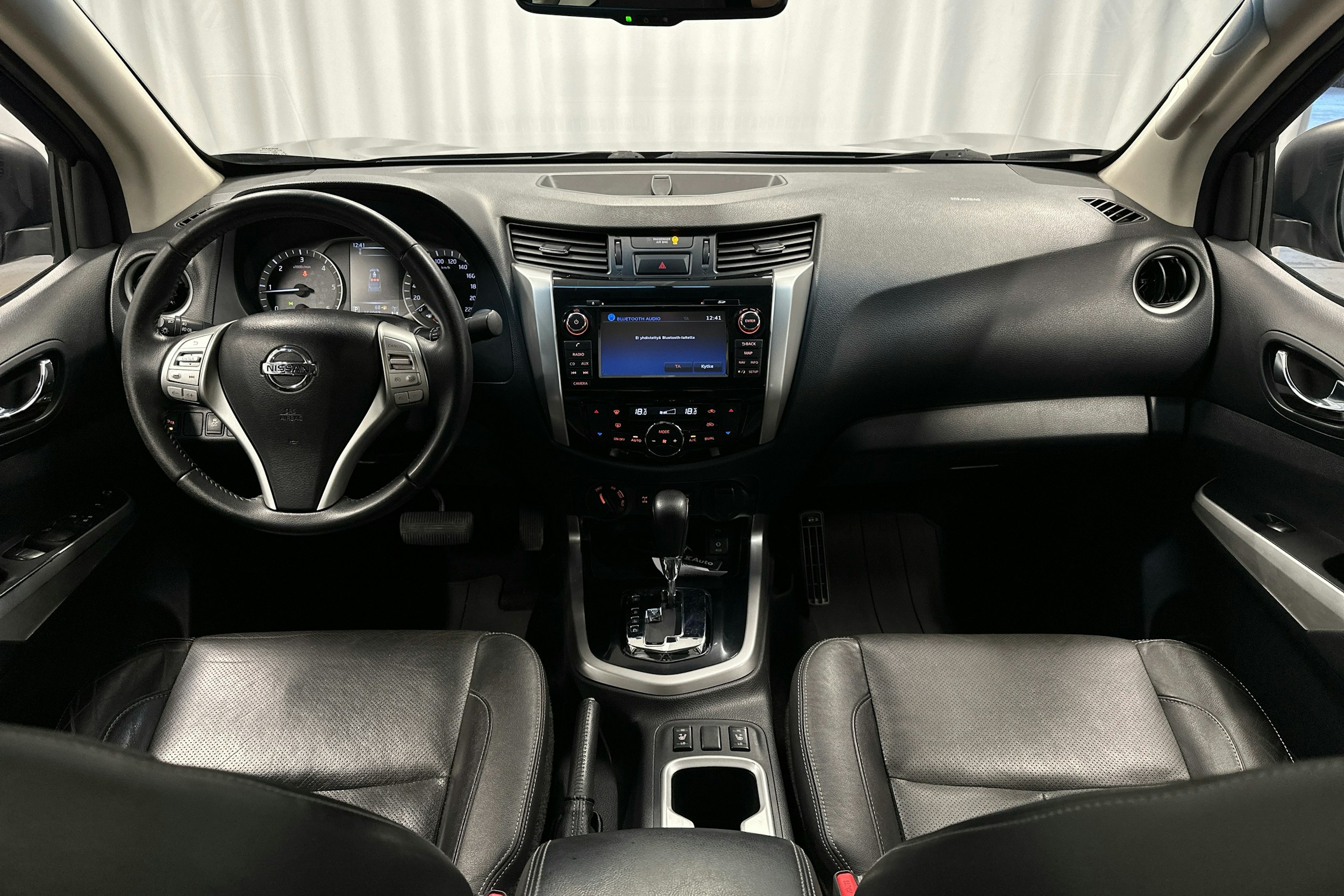 harmaa Nissan Navara 2016 kuva 7.