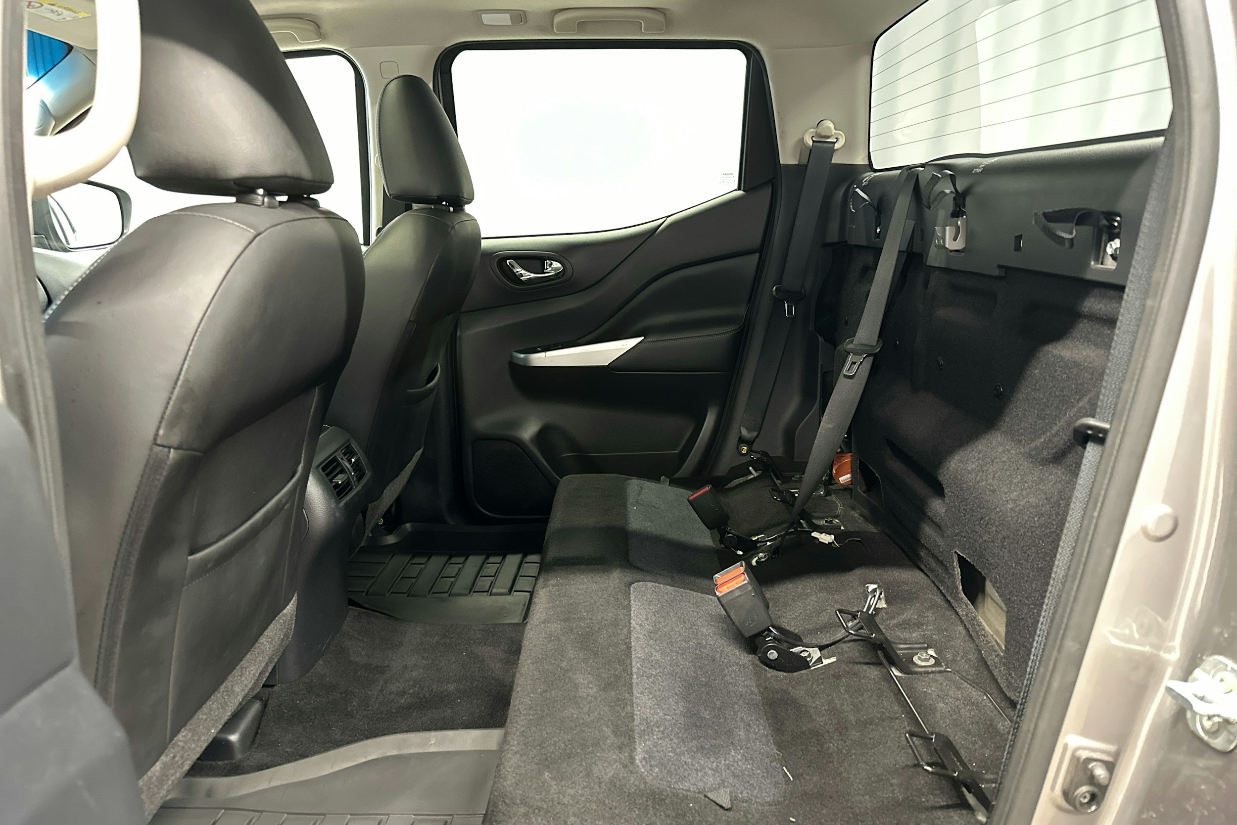 harmaa Nissan Navara 2016 kuva 8.