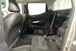 harmaa Nissan Navara 2016 kuva 8.