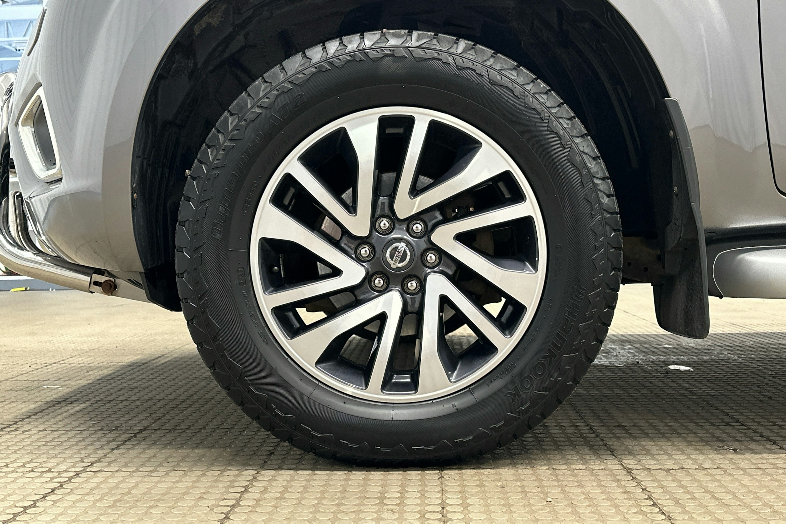 harmaa Nissan Navara 2016 kuva 9.