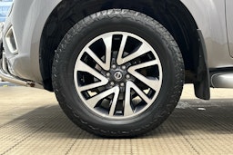 harmaa Nissan Navara 2016 kuva 9.