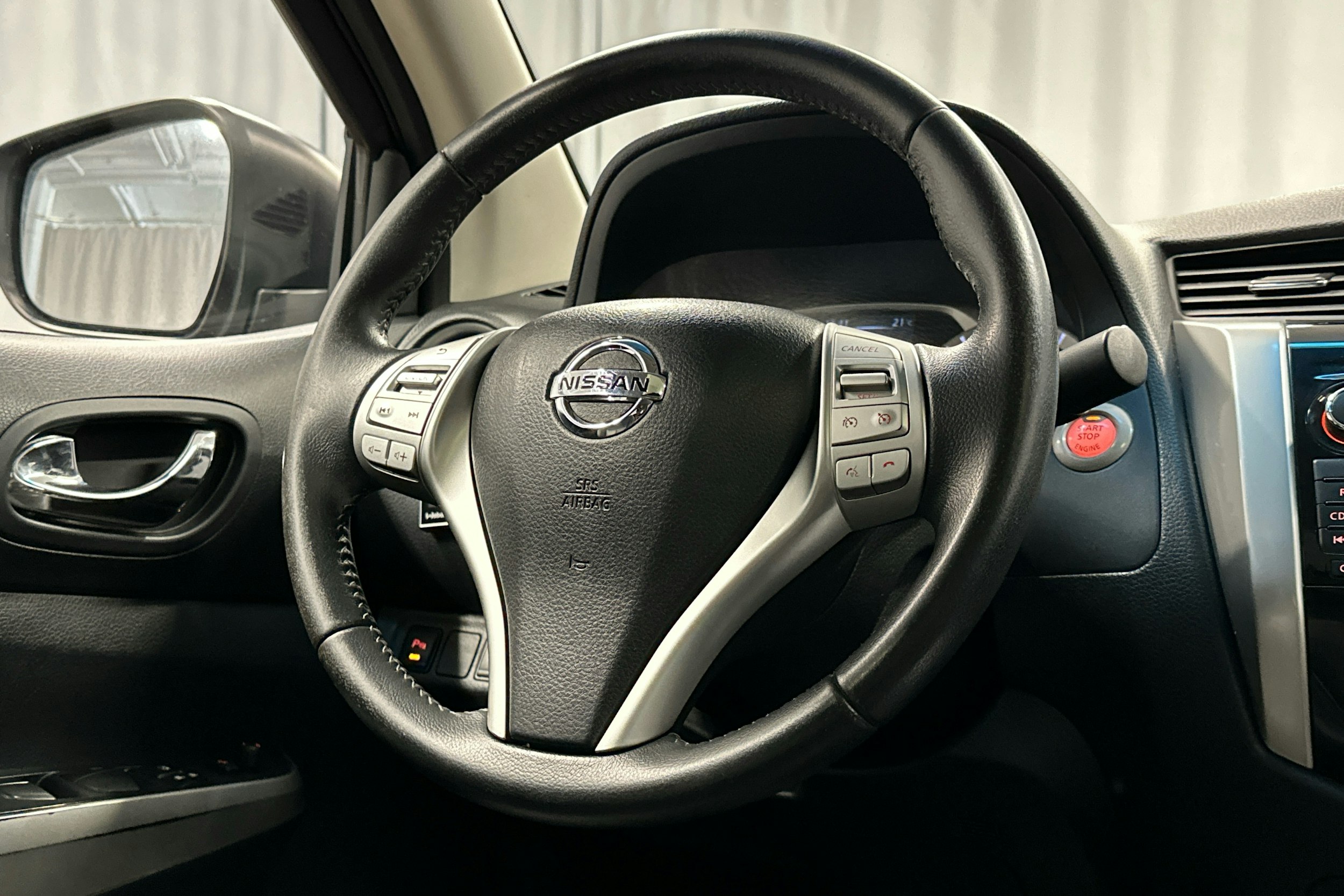 harmaa Nissan Navara 2016 kuva 12.