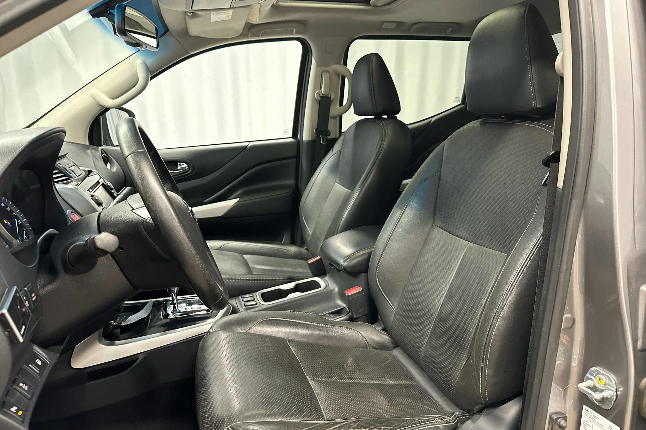 harmaa Nissan Navara 2016 kuva 13.