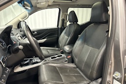 harmaa Nissan Navara 2016 kuva 13.
