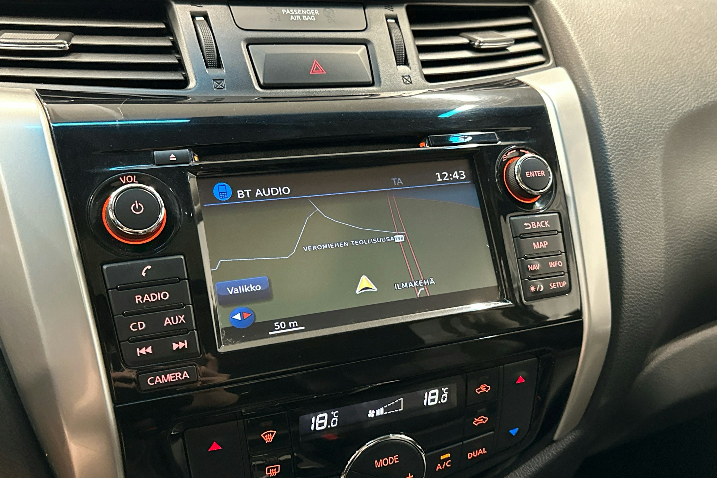harmaa Nissan Navara 2016 kuva 18.
