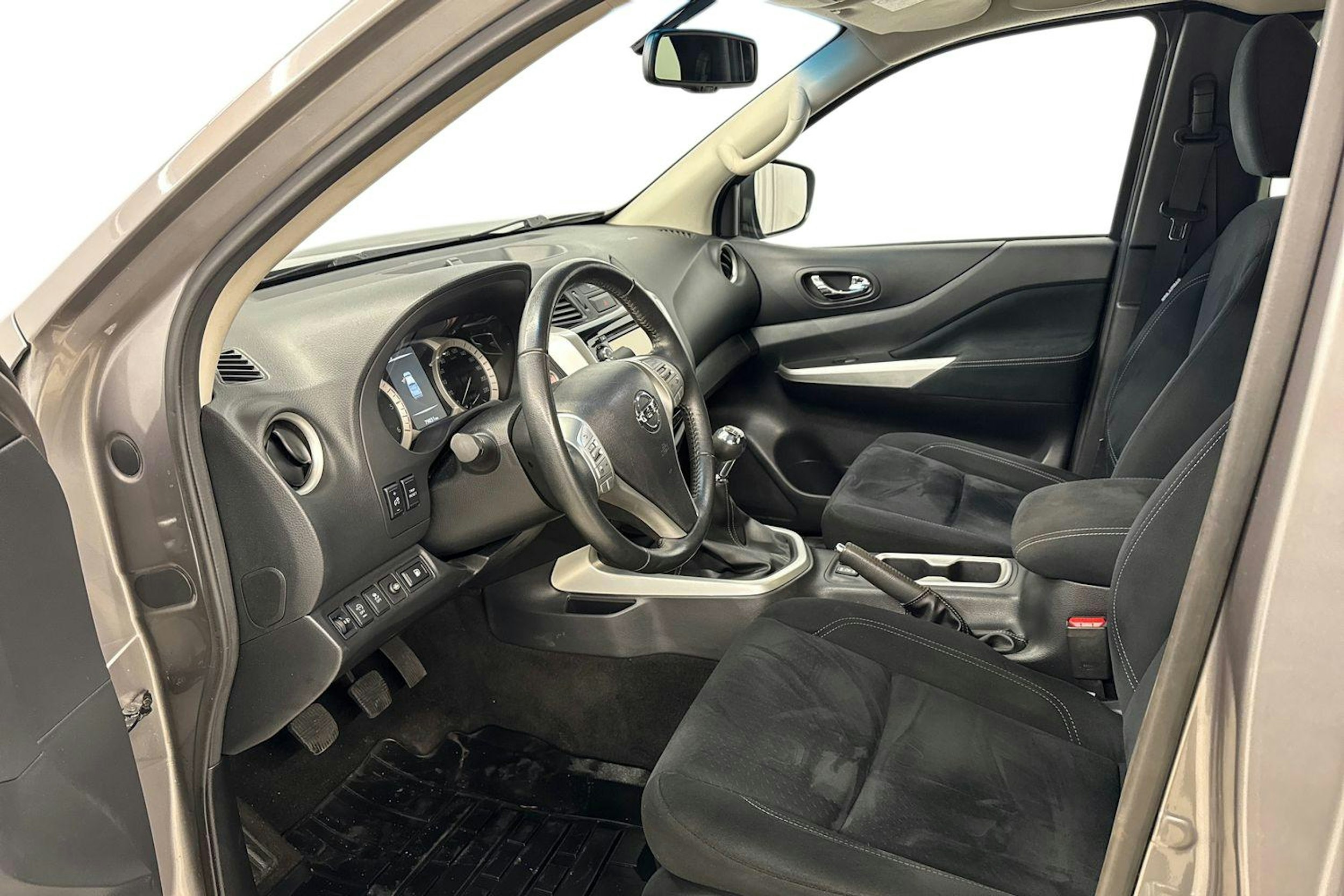 harmaa Nissan Navara 2016 kuva 9.